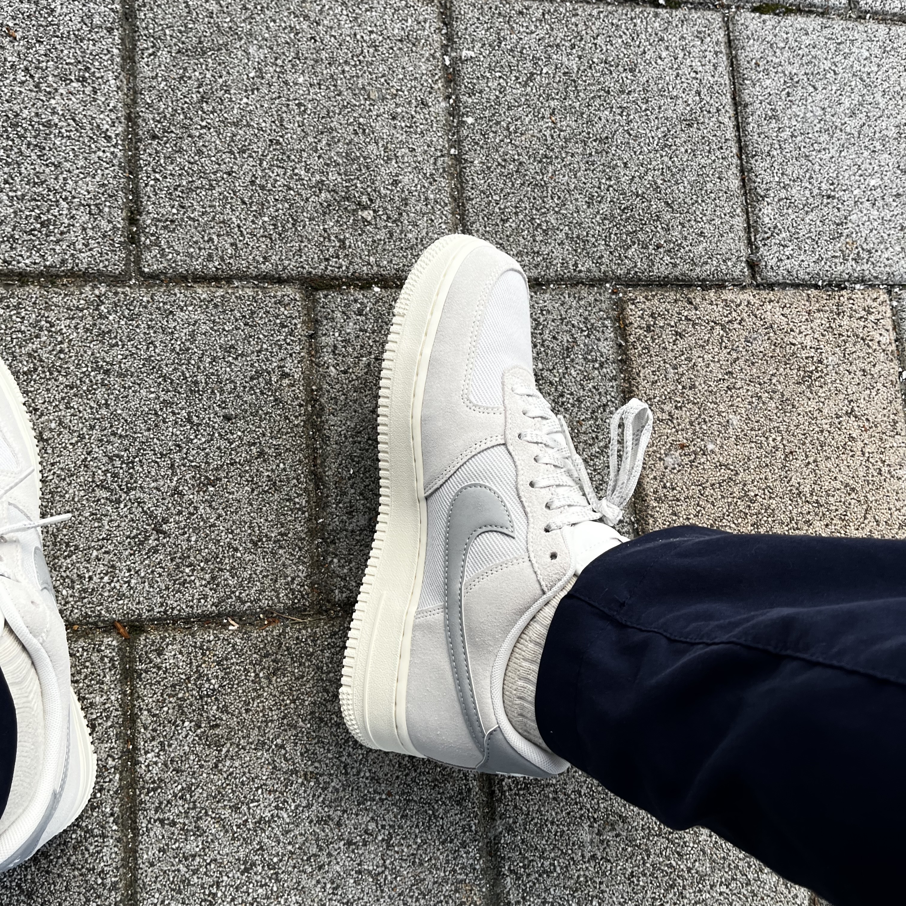 Nike Air Force 1 '07 LV8 Photon Dust and Sail 착용 스타일
