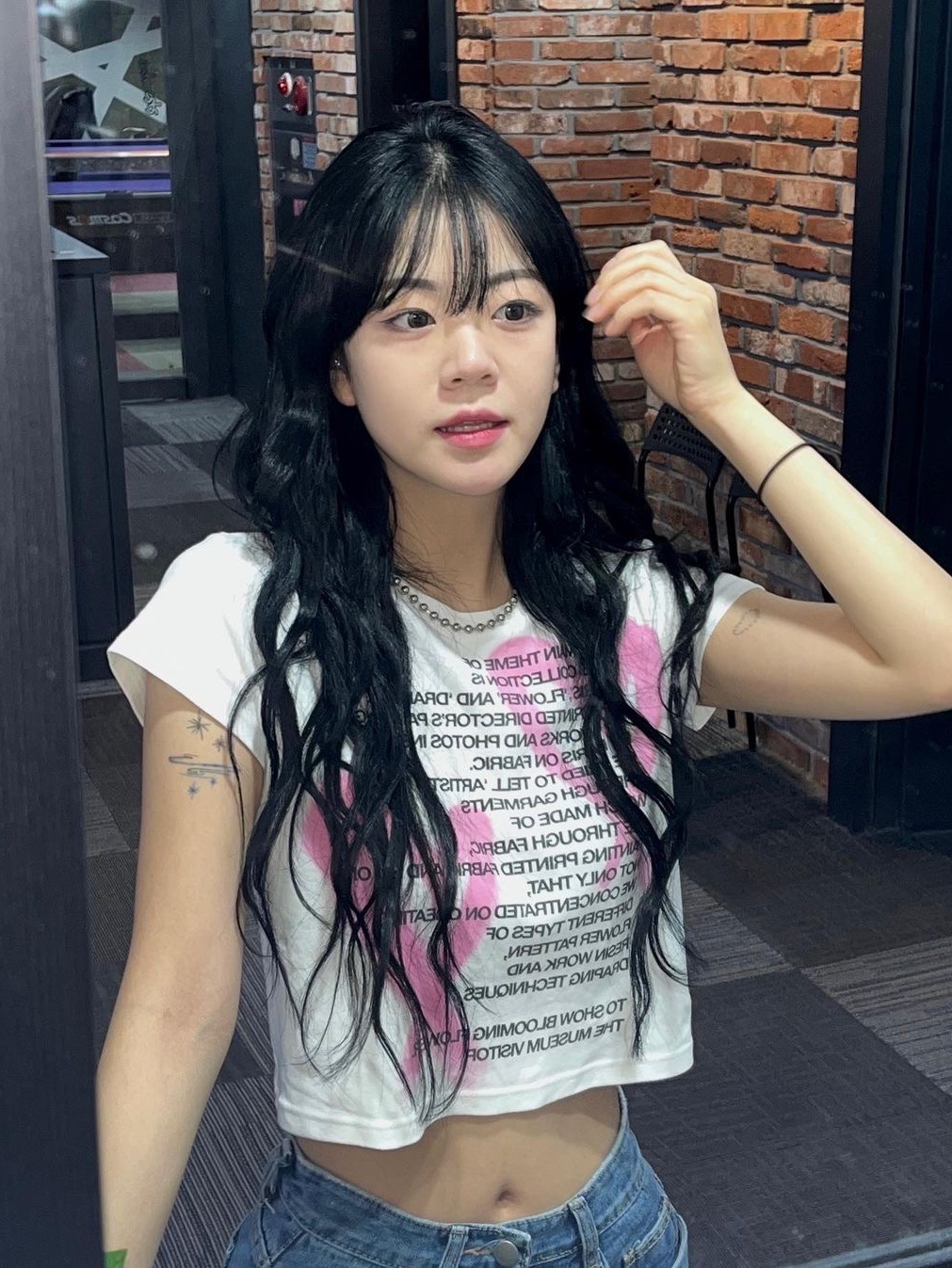 The Museum Visitor Crop Heart Sprayed T-Shirt White 착용 스타일