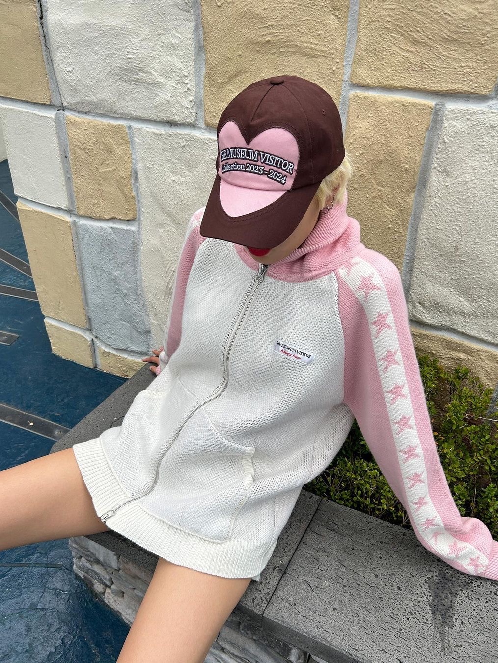 The Museum Visitor Heart Cut-Out Logo Ballcap Brown, The Museum Visitor Sky Love Jacquard Collar Knit Zip Up Pink 착용 스타일