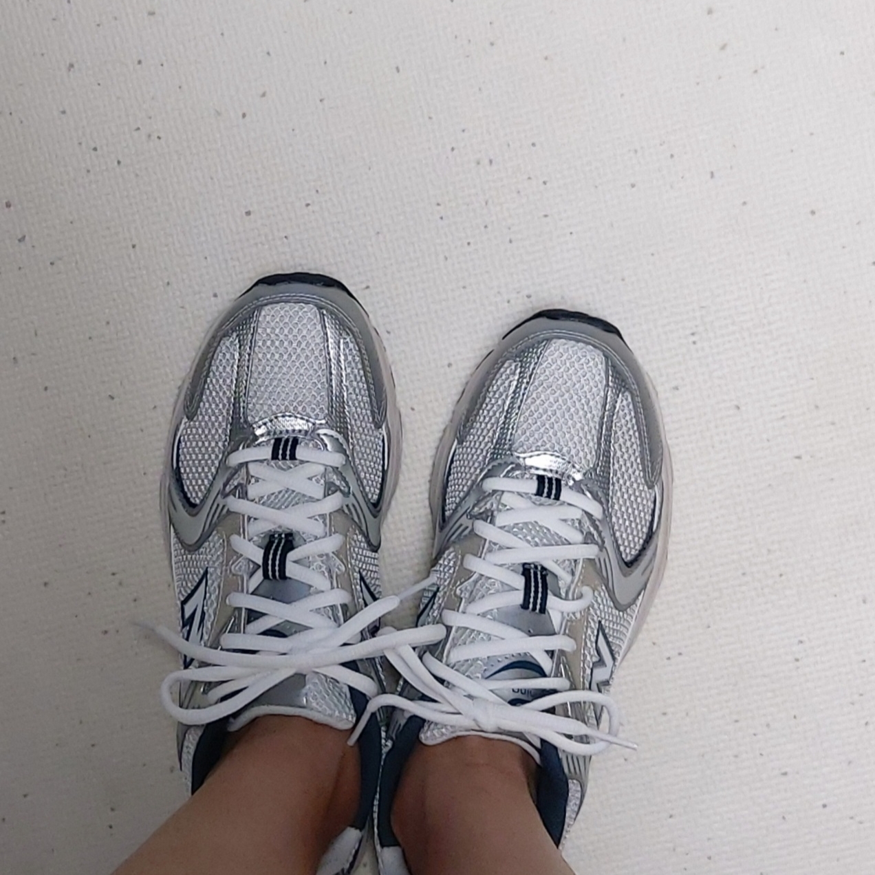 New Balance 530 Steel Grey 착용 스타일 - 2