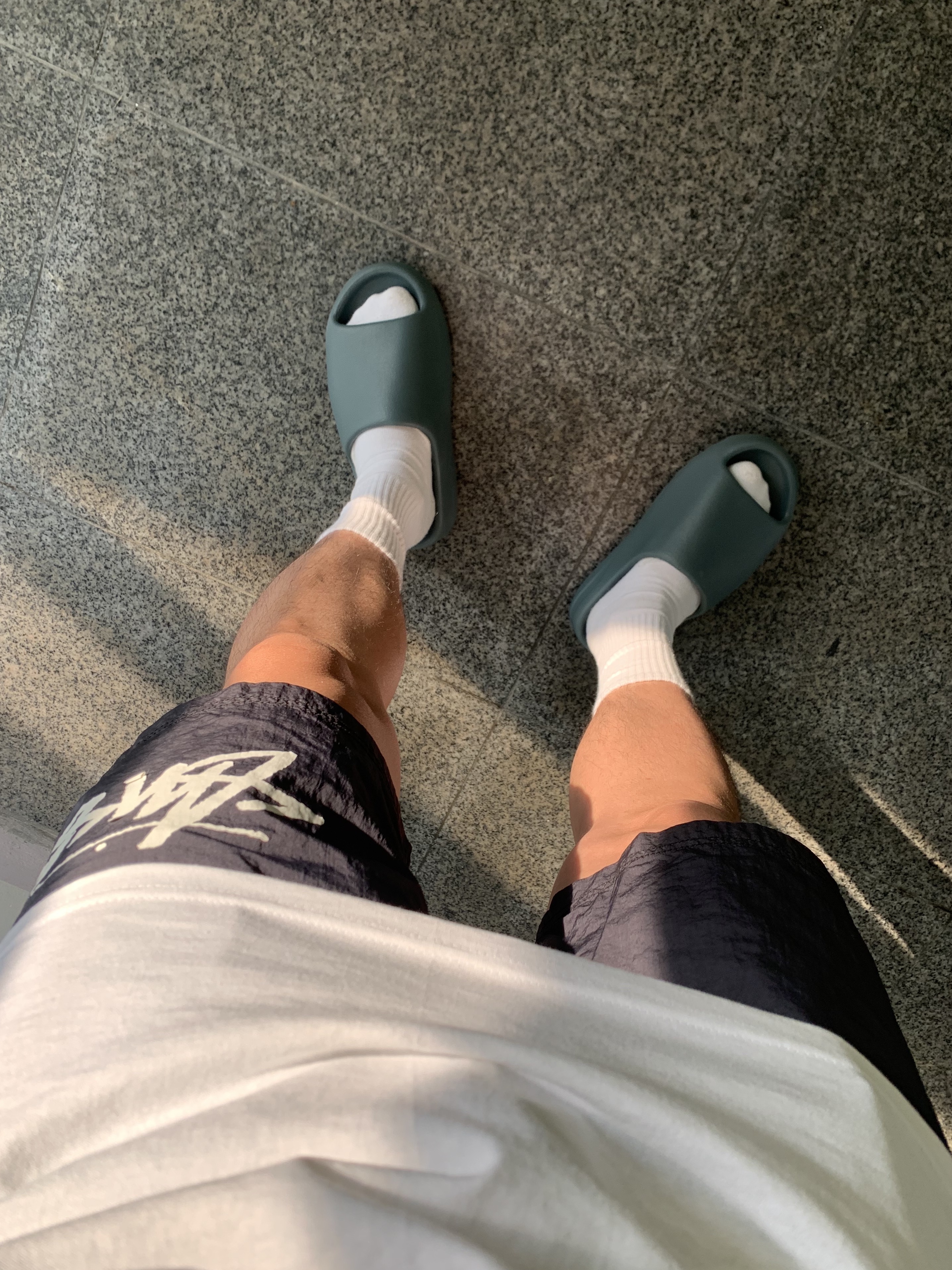 Nike x Stussy Water Shorts Off Noir, Stussy Small Stock Crew Socks White (3 Pack) 착용 스타일