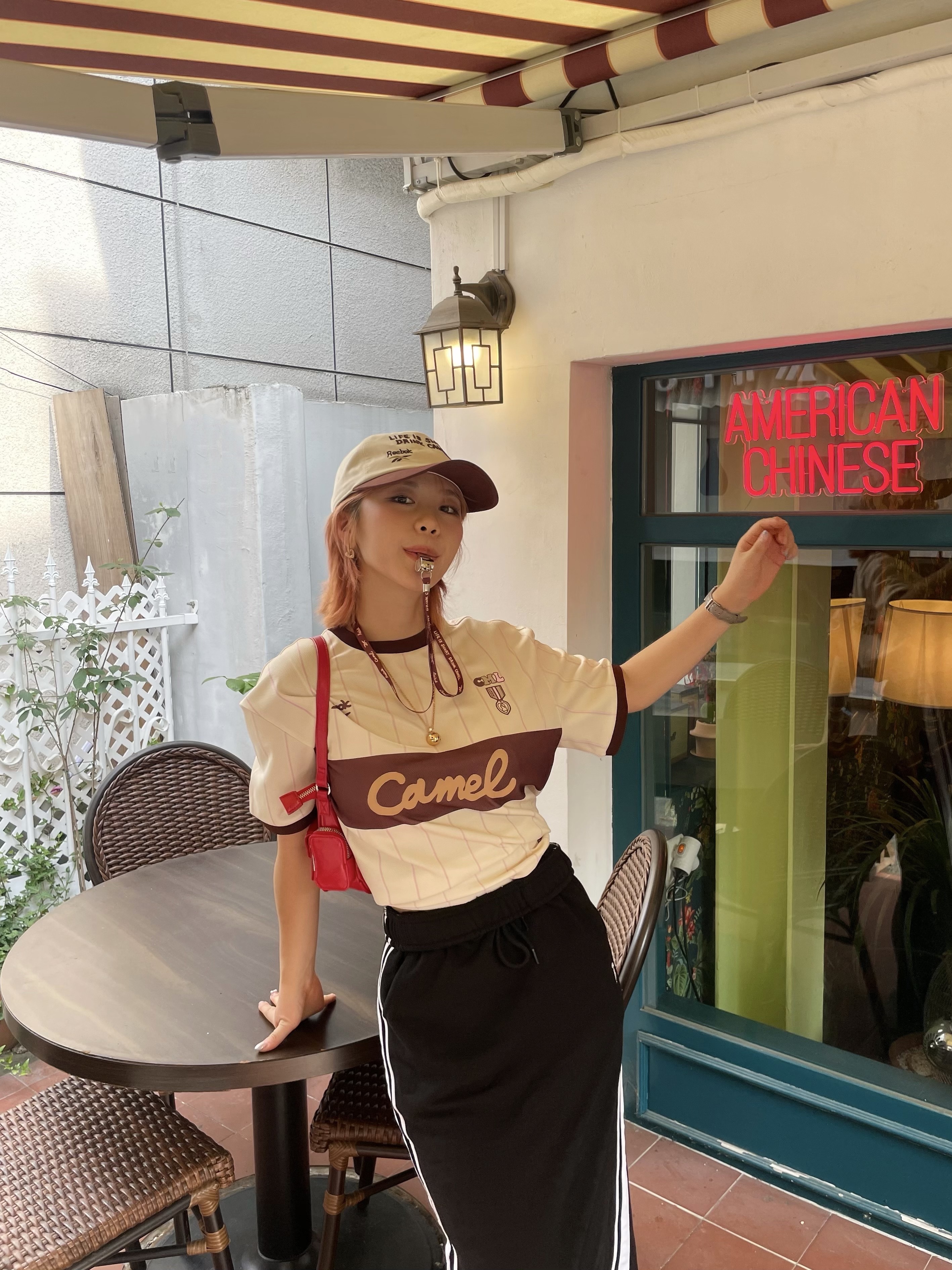 Reebok x Camel Coffee Blockcore T-Shirt Camel, Reebok Club C 85 Vintage Retro White 착용 스타일 - 1