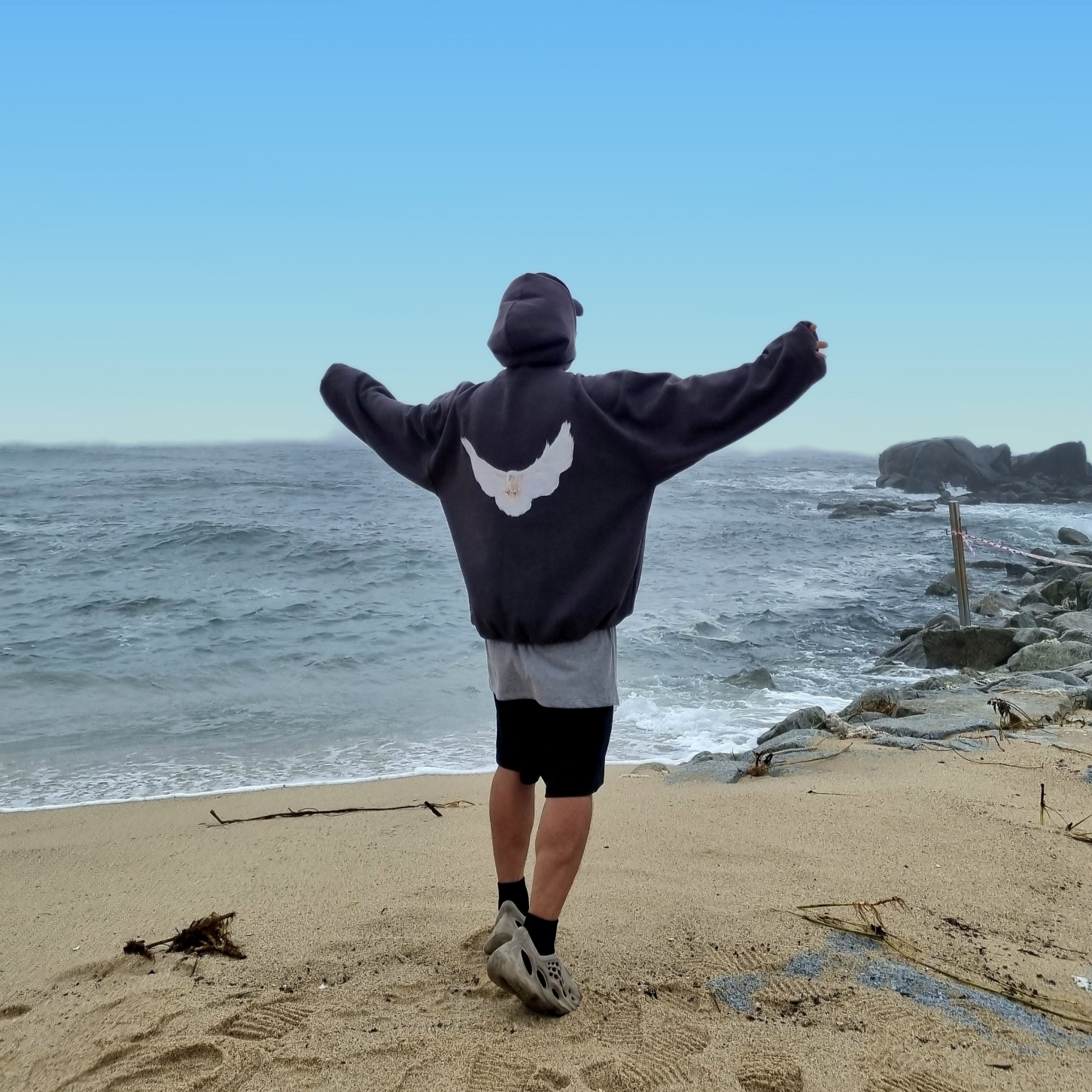 Yeezy Gap Engineered By Balenciaga Dove Hoodie Black, Adidas Yeezy Foam RNNR Stone Sage 착용 스타일