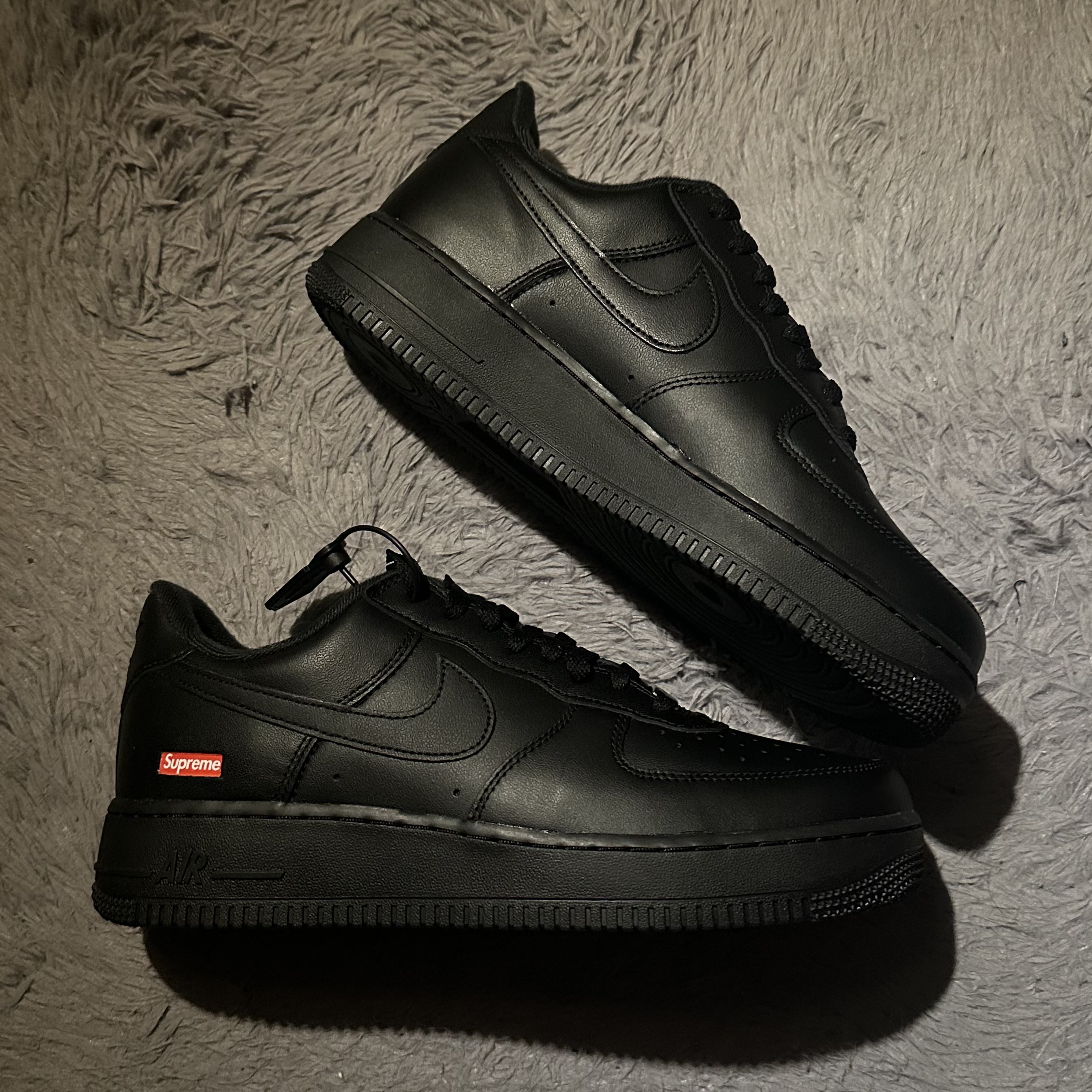 Nike x Supreme Air Force 1 Low Black 착용 스타일 - 1