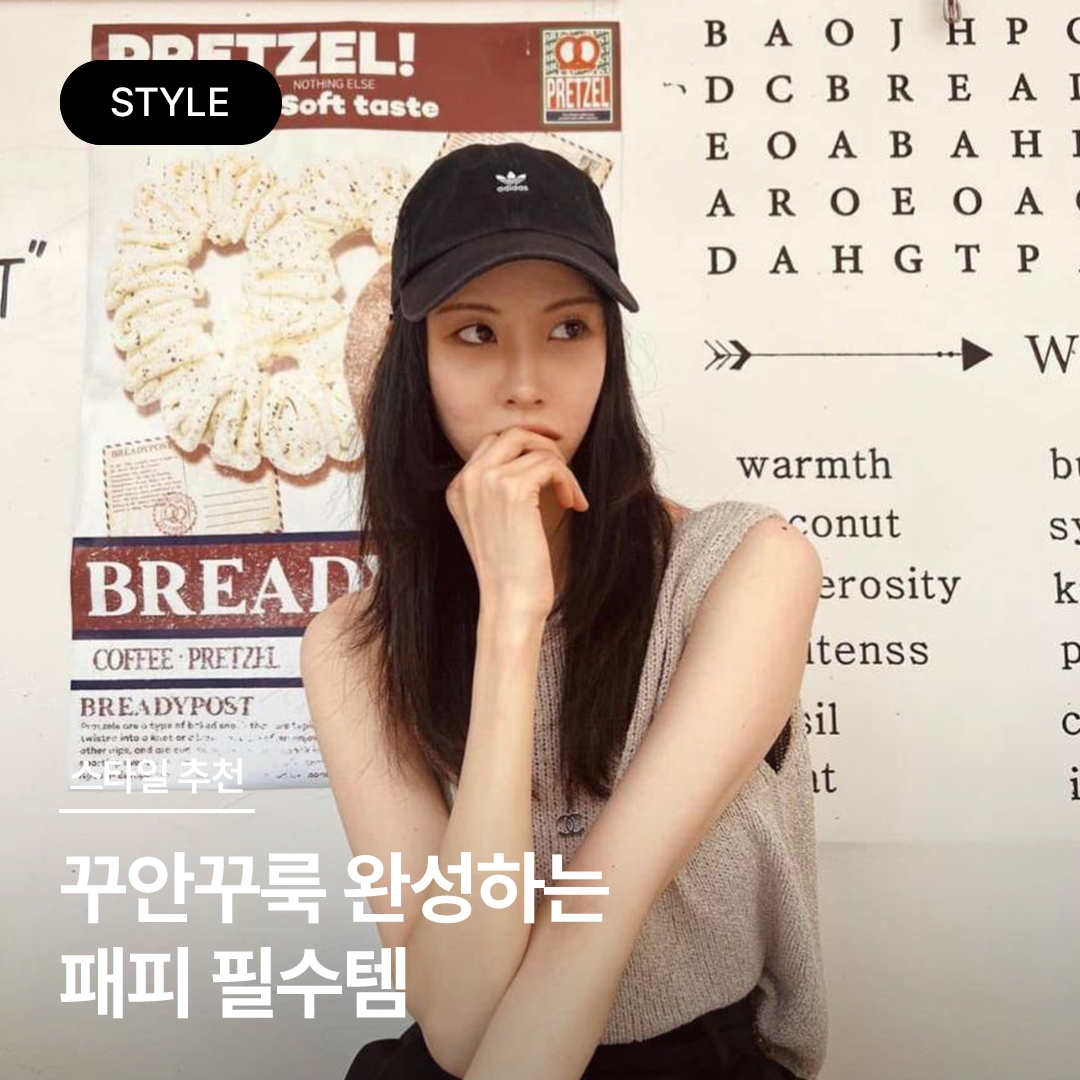 (W) Celine Triomphe Baseball Cap in Denim Dark Union Wash, Supreme Military Camp Cap Black - 22FW 착용 스타일 - 1