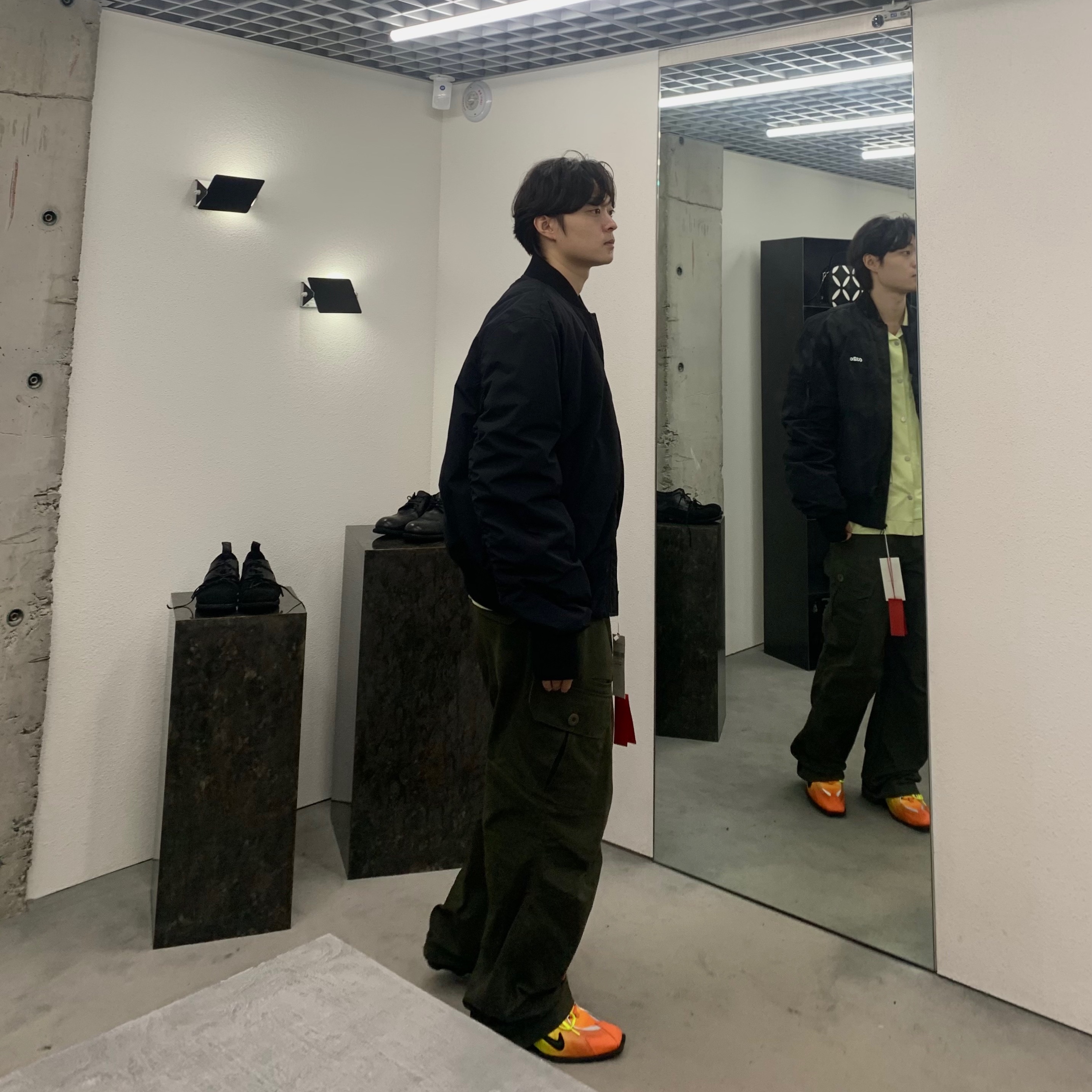 Nike x Martine Rose Shox MR4 Safety Orange 착용 스타일 - 2