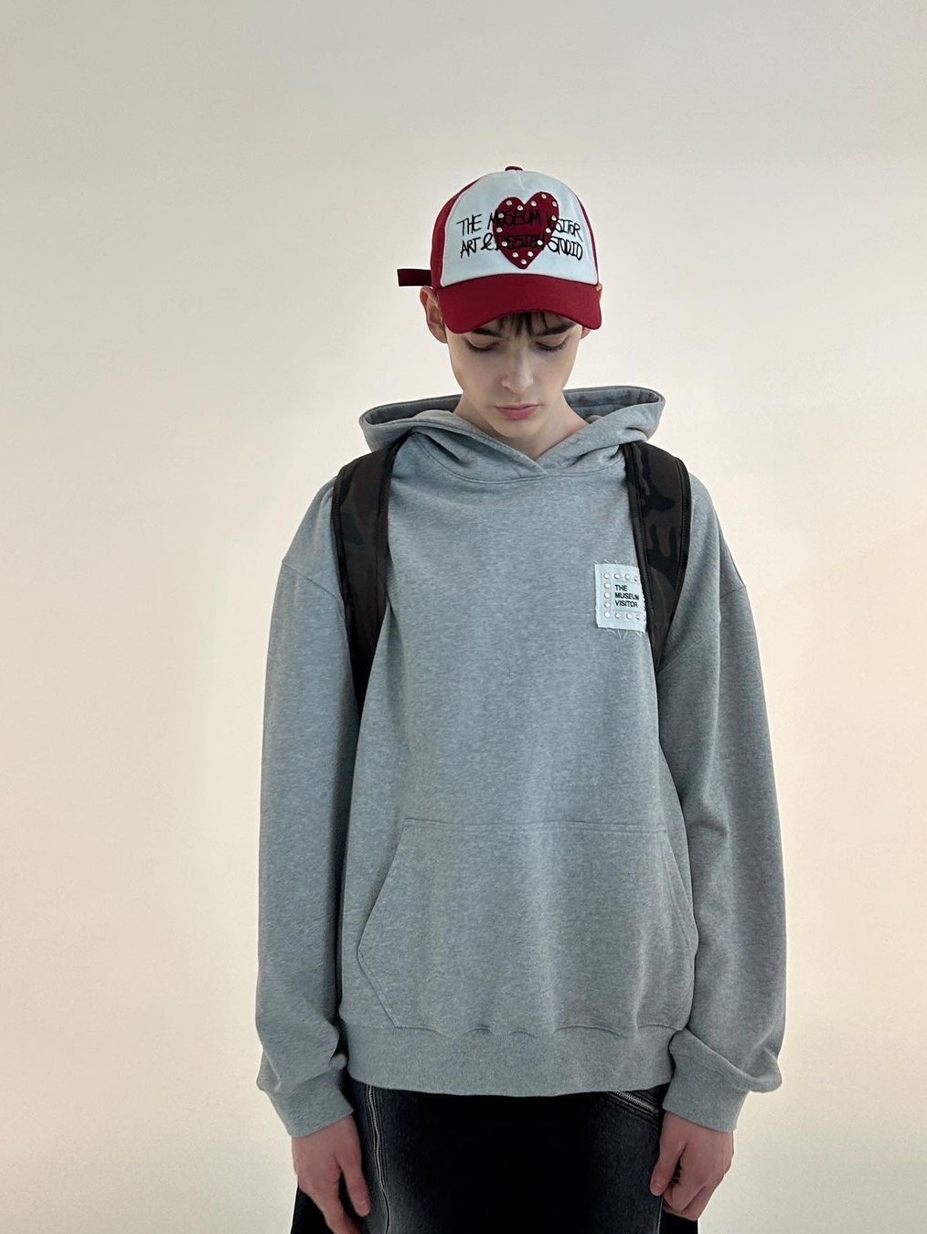 The Museum Visitor Heart Patch Stud Ballcap Red 착용 스타일