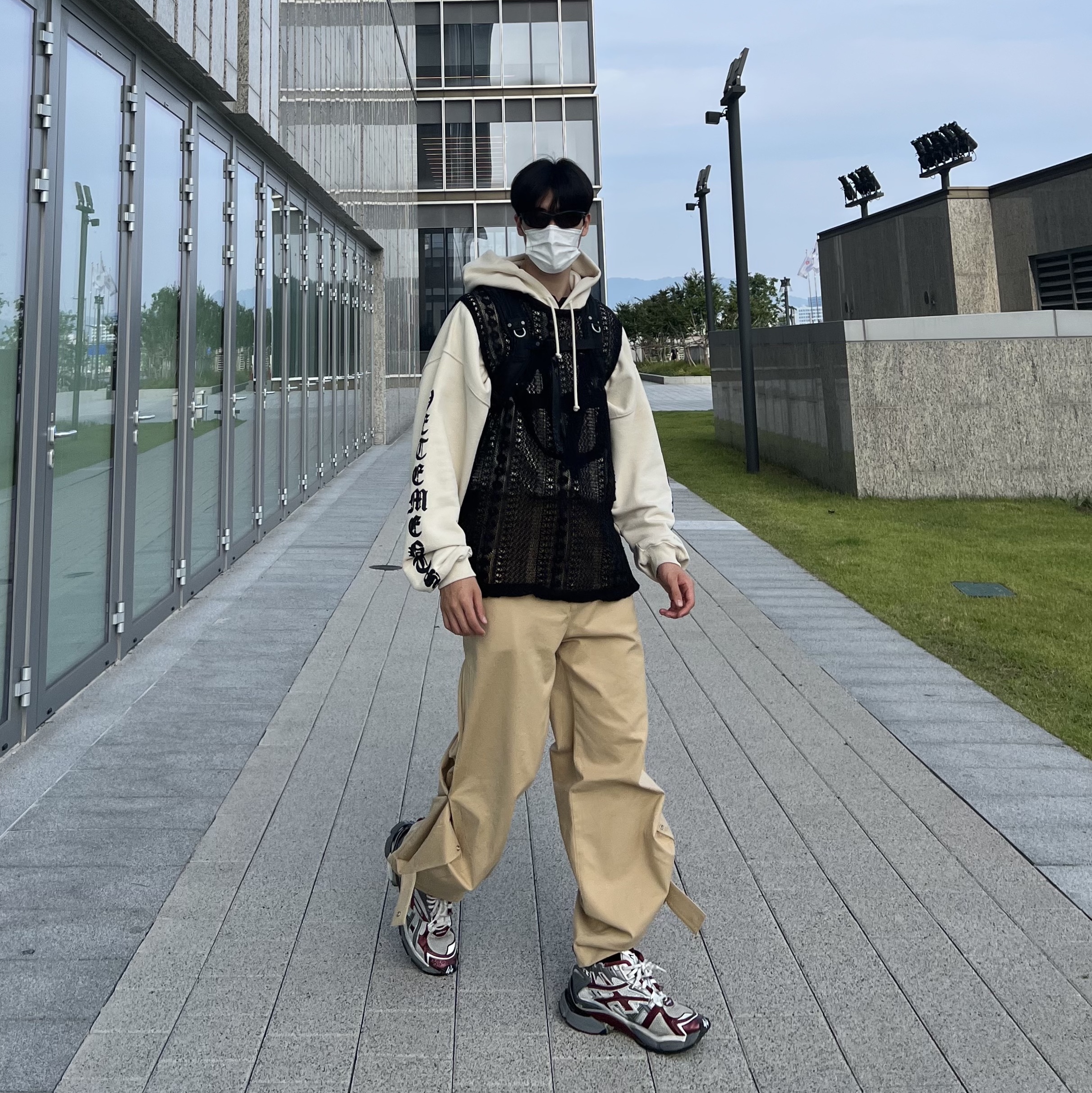 Nonnod Flexible Pants Beige, Balenciaga Runner Sneakers Grey Burgundy 착용 스타일 - 2