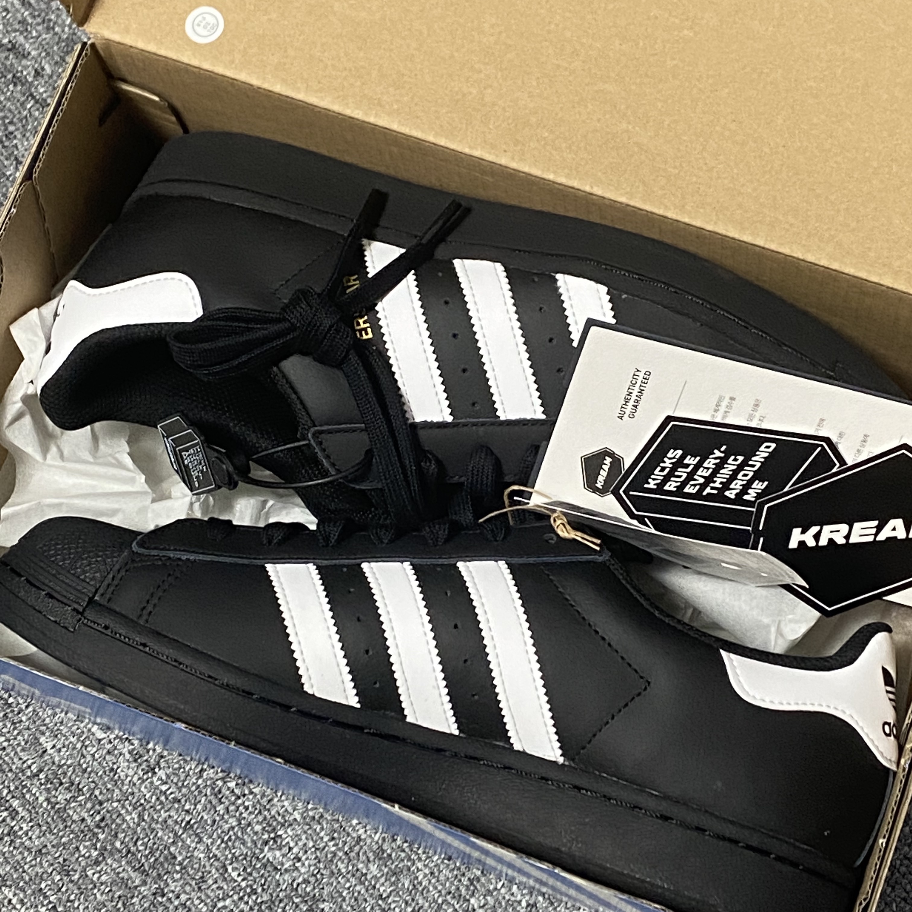 Adidas Superstar Core Black White, Maison Margiela Keyring Wallet Black 착용 스타일 - 4