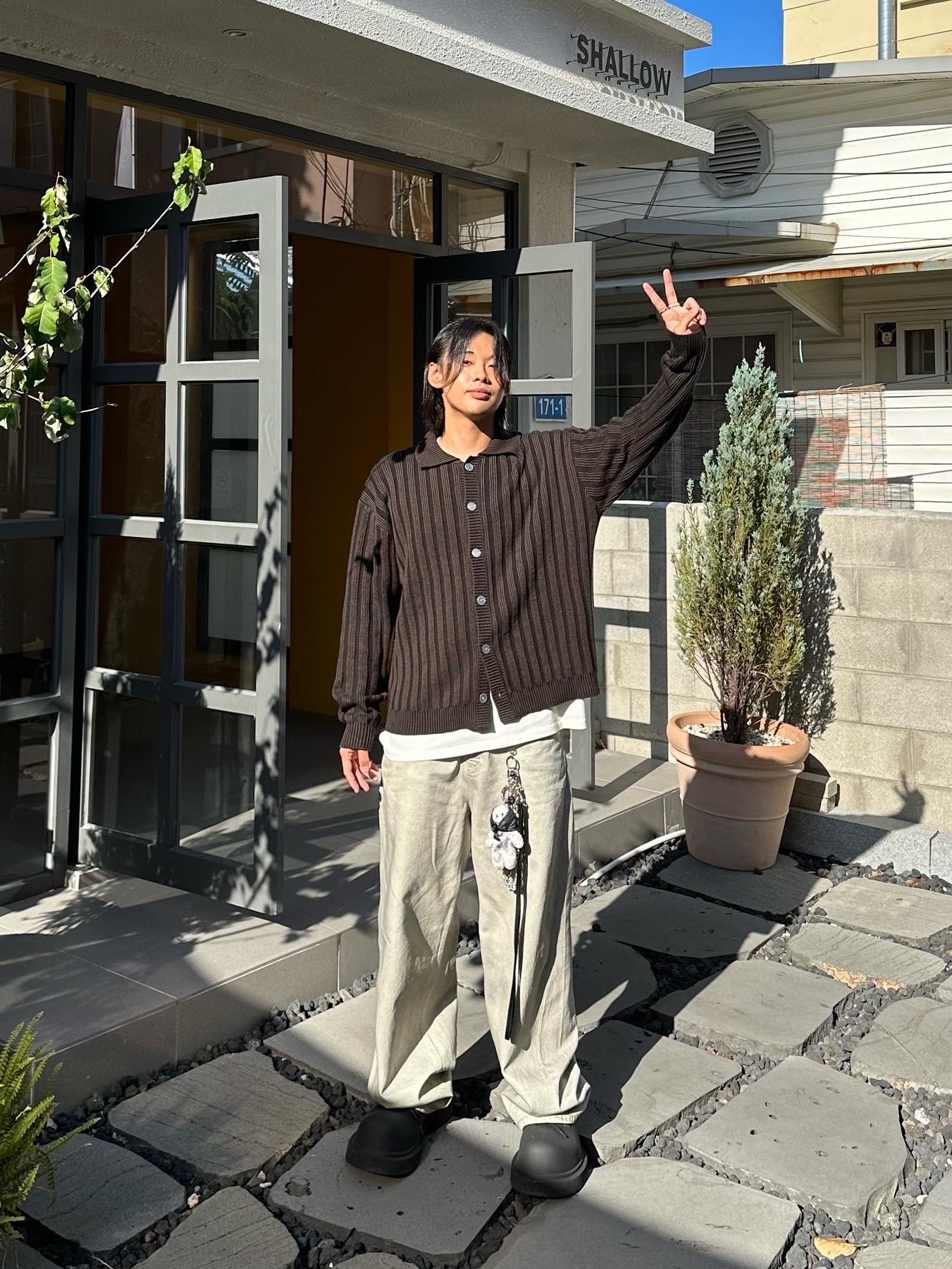 COS Quilted Oversized Shoulder Bag Off White Light Beige, Balenciaga Steroid Derby Black 착용 스타일 - 2