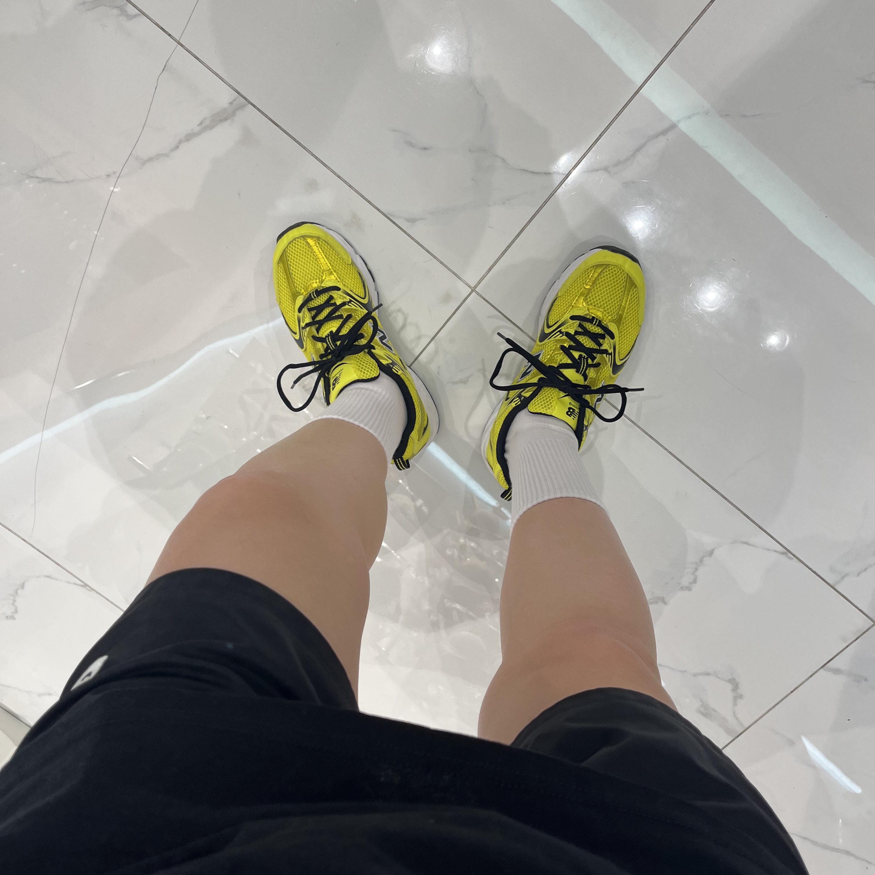 New Balance 530 Yellow 착용 스타일