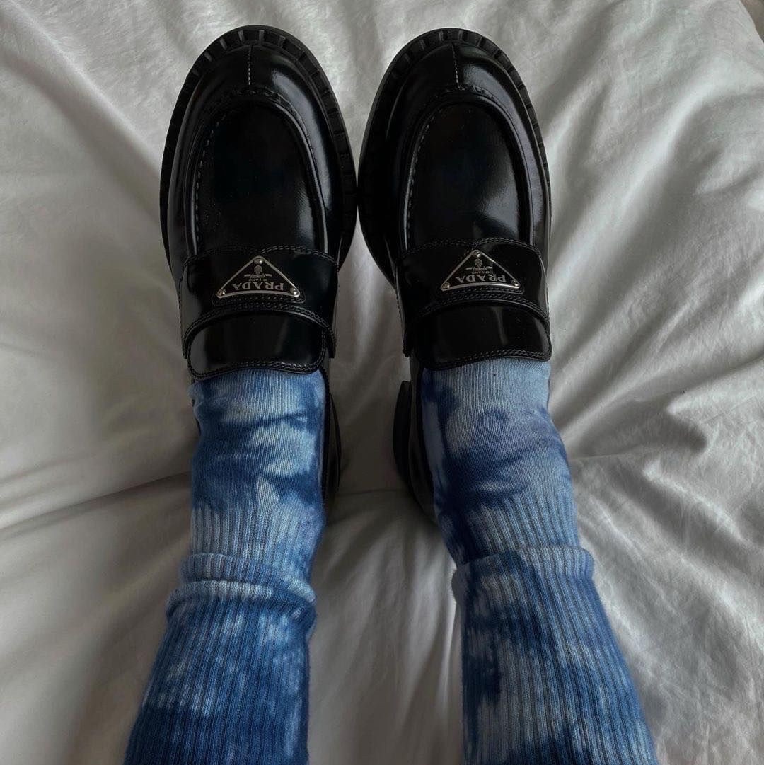 (W) Prada Chocolate Brushed Leather Loafers Black, (W) Miu MiuLeather Loafers Black 착용 스타일 - 2