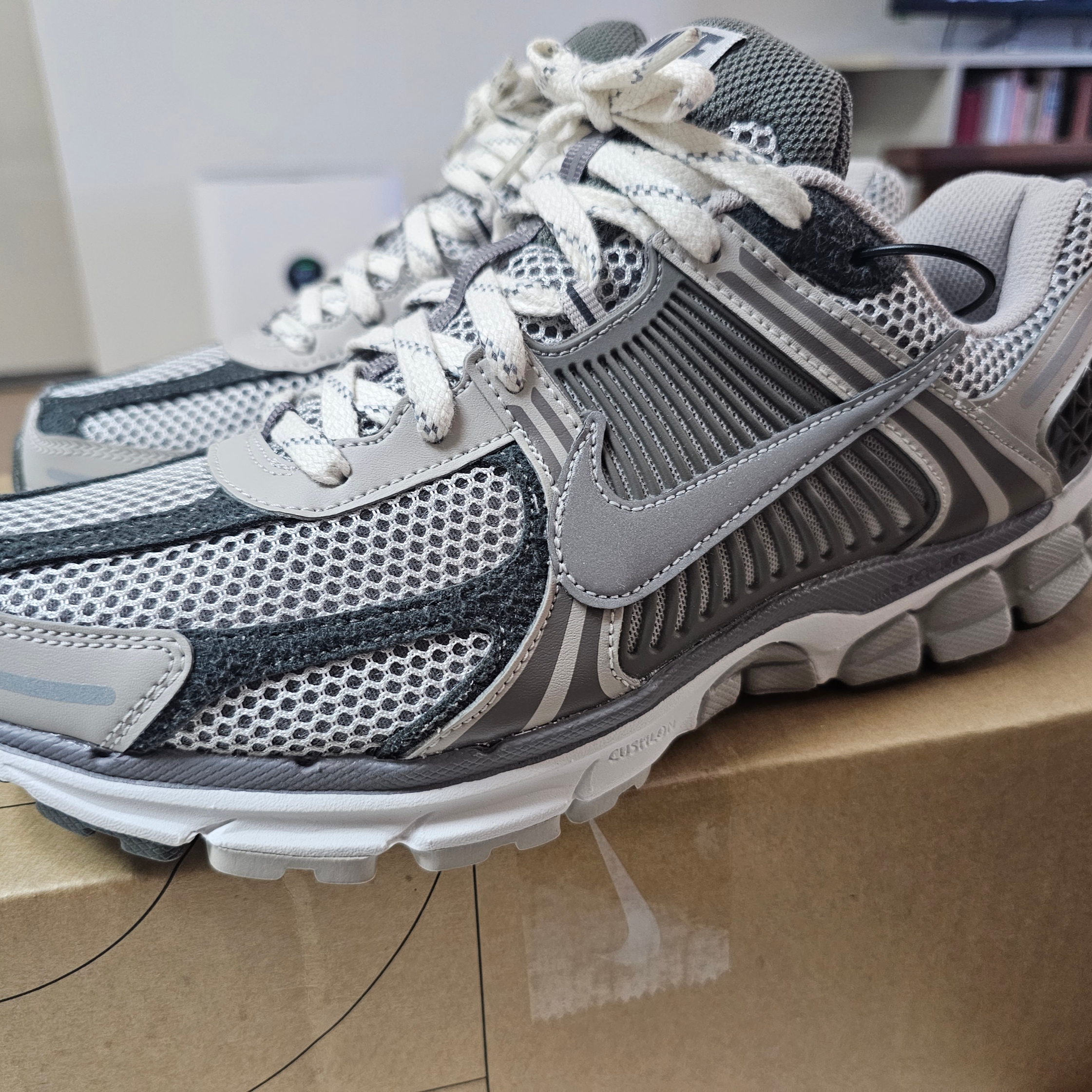 Nike Zoom Vomero 5 PRM Light Iron Ore and Flat Fewter 착용 스타일