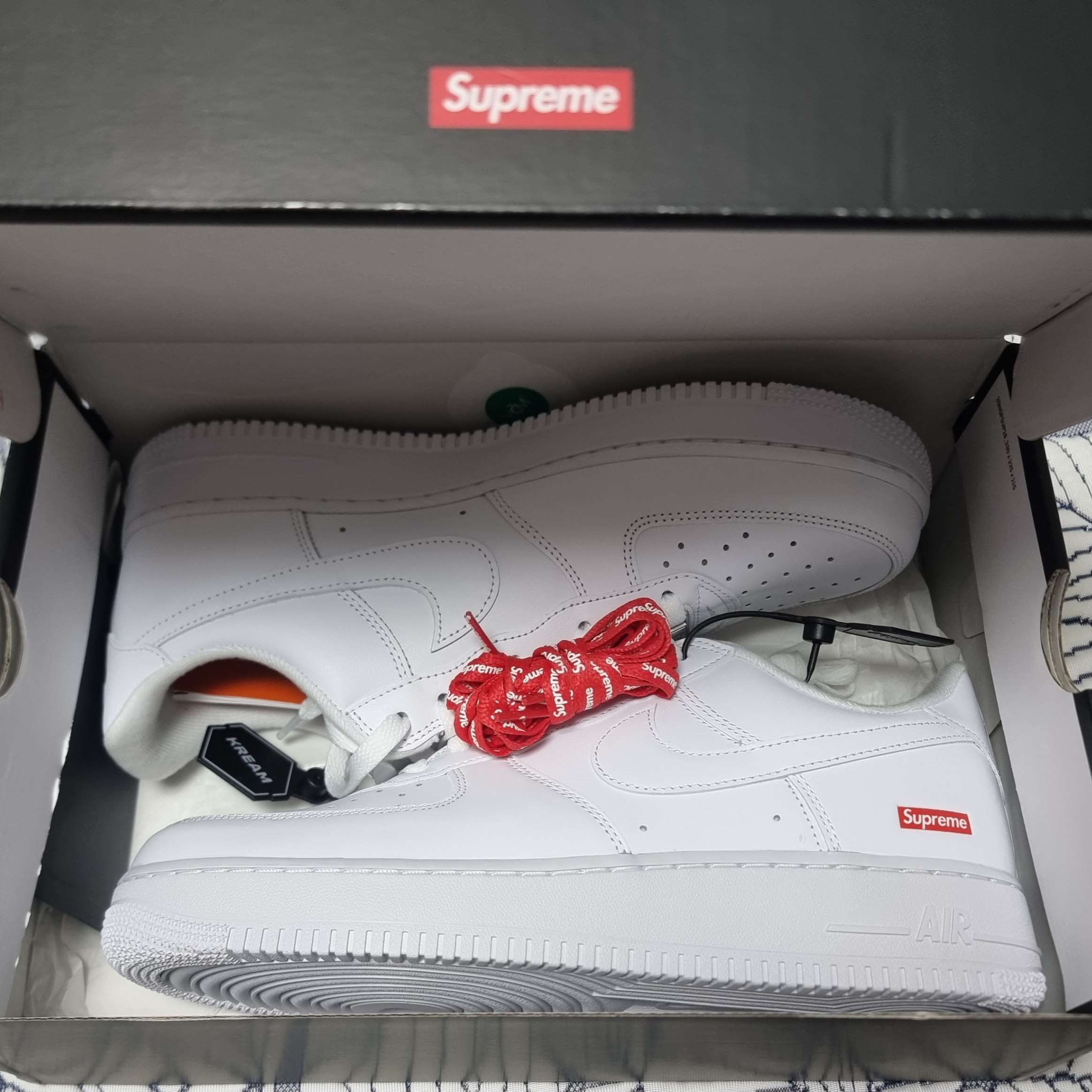 Nike x Supreme Air Force 1 Low White 착용 스타일