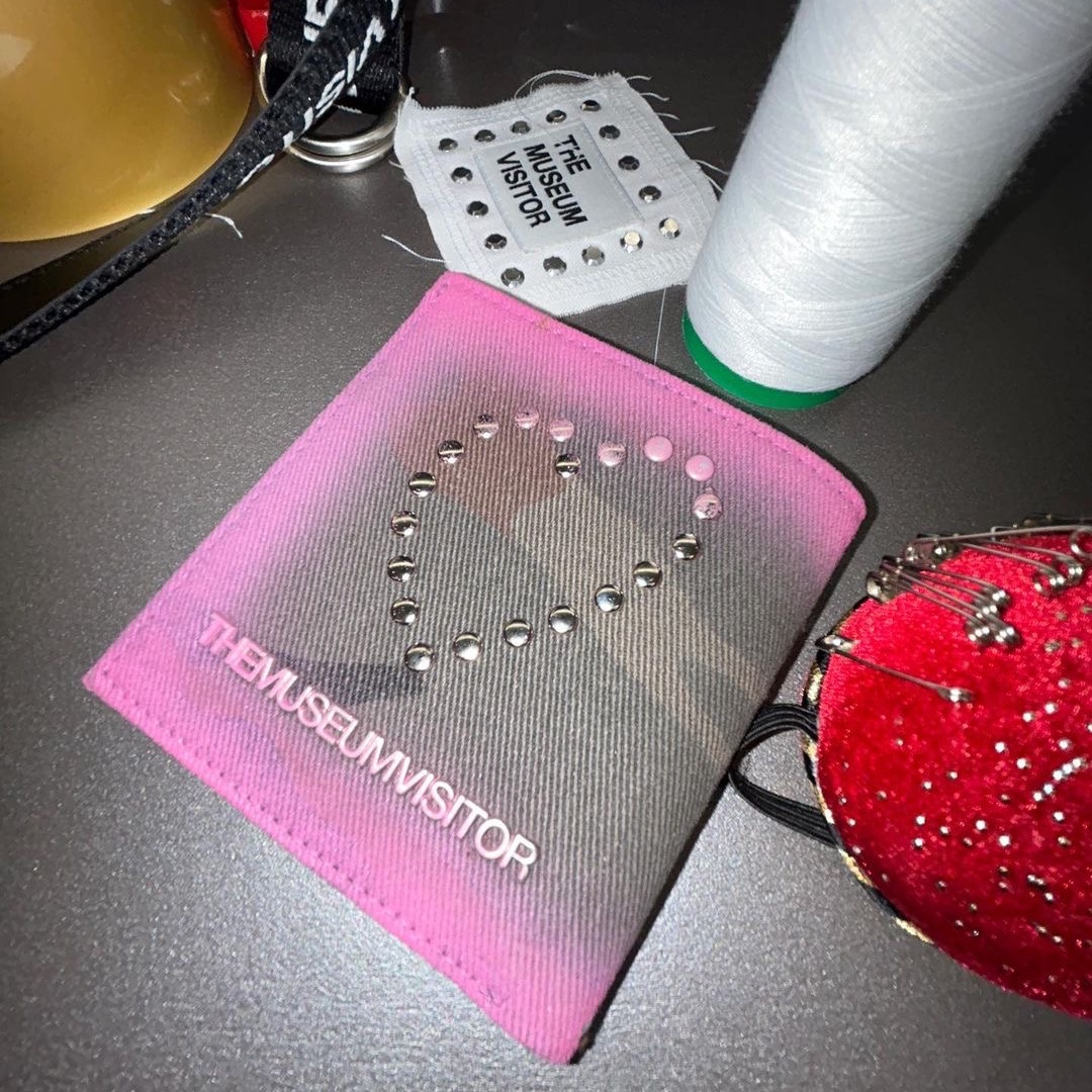 The Museum Visitor Heart Stud Spray Wallet Camo 착용 스타일