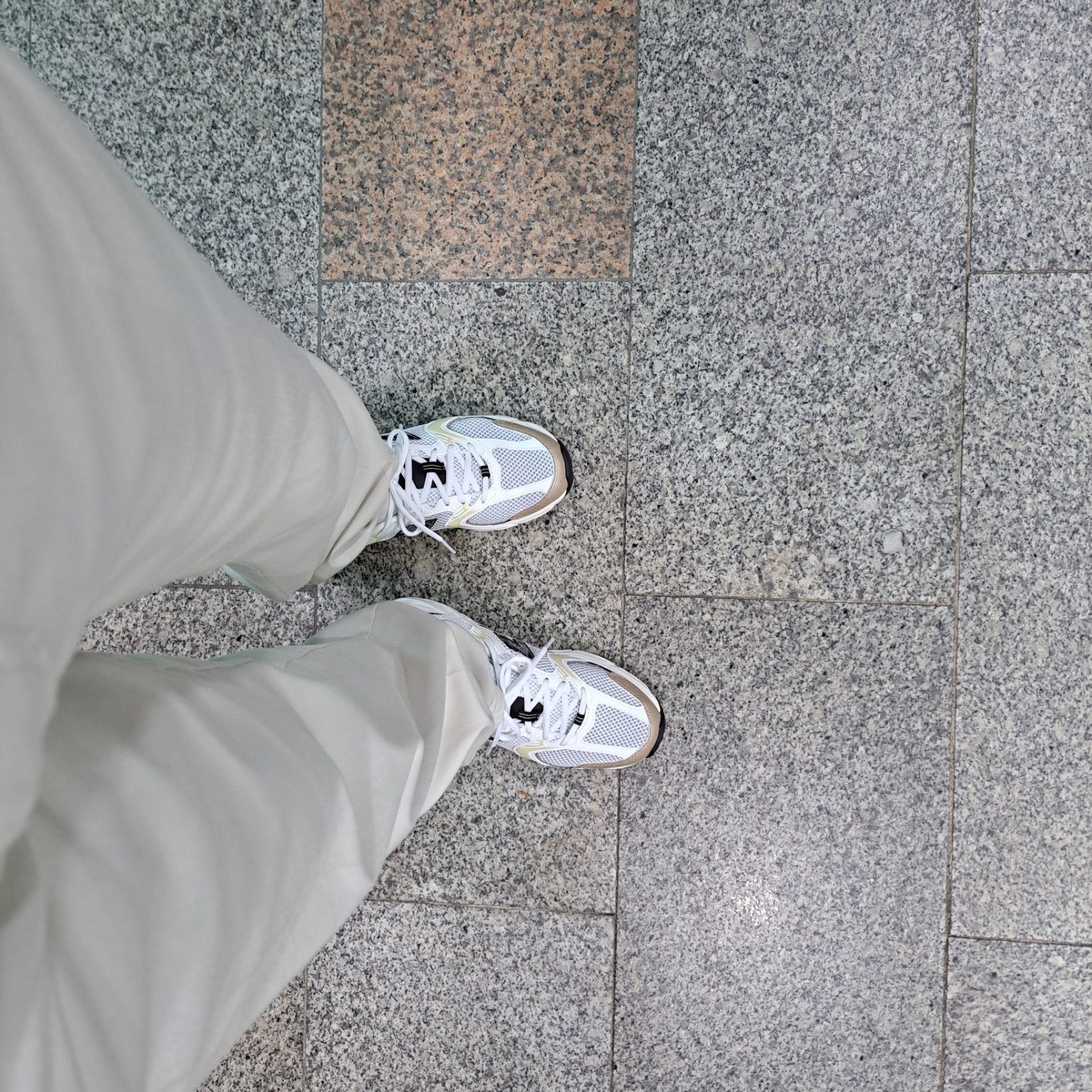 New Balance 530 White Gold 착용 스타일