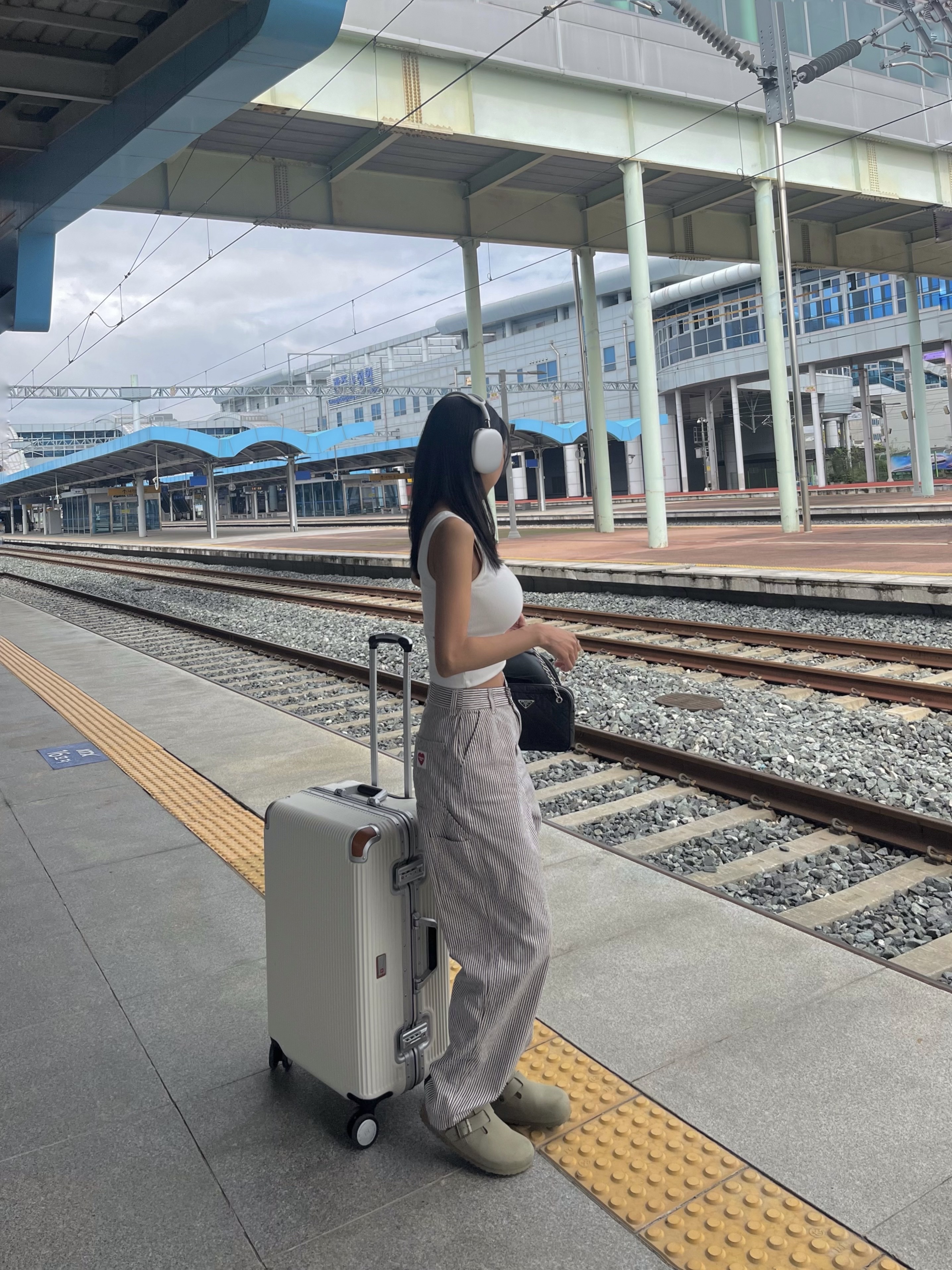 Birkenstock Boston Vegan Khaki - Narrow, Apple AirPods Max Lightning Silver (Korean Ver.) 착용 스타일 - 1
