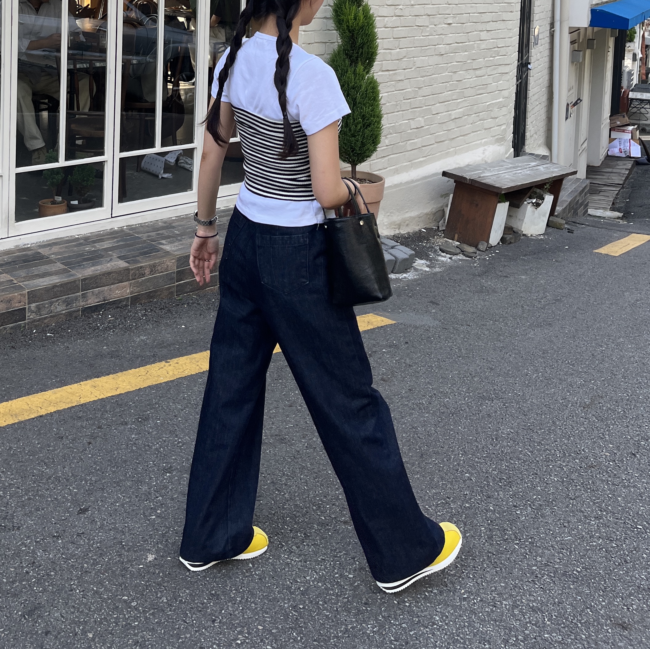 (W) Nike Cortez Vivid Sulfur 착용 스타일 - 1