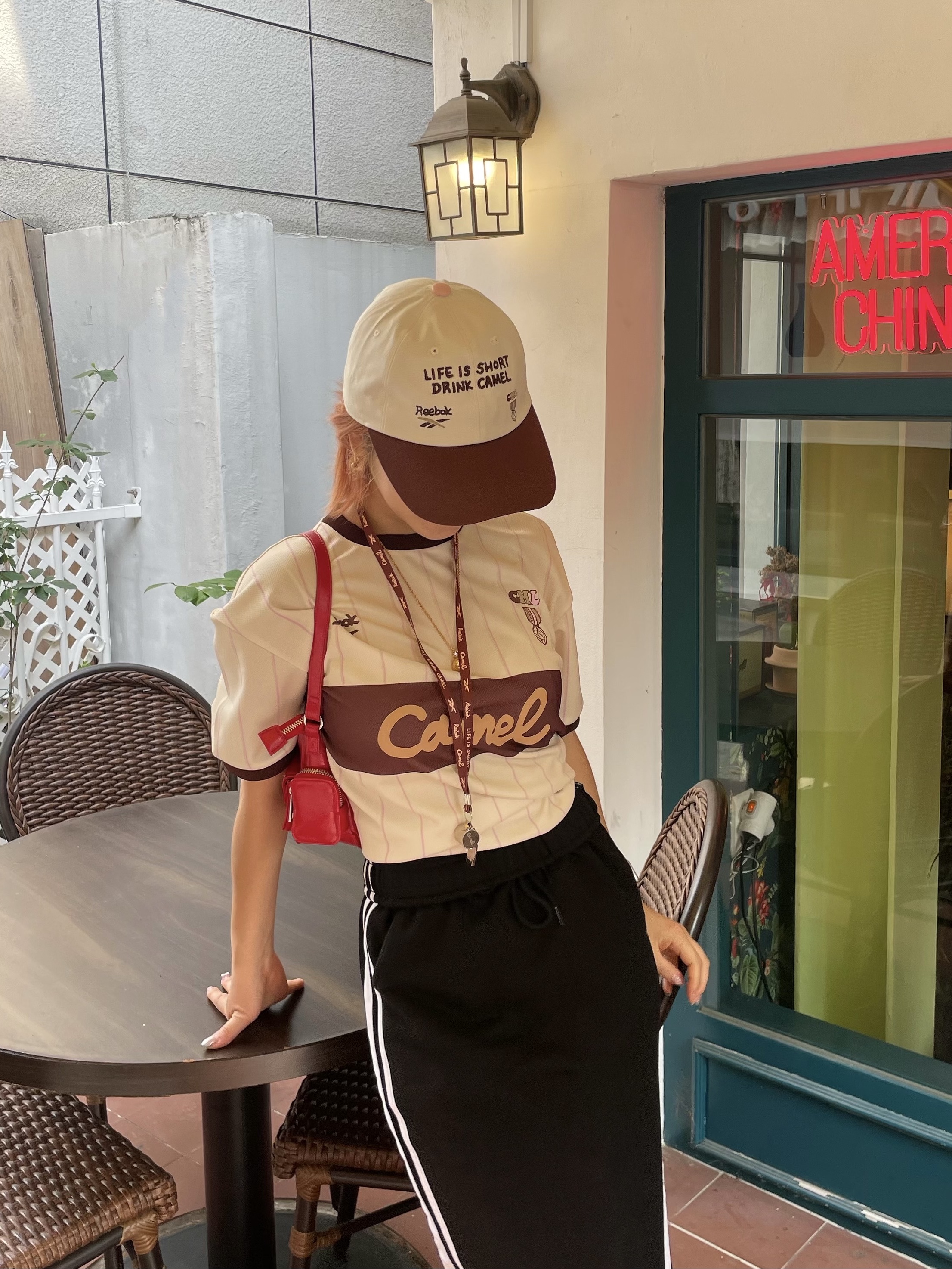 Reebok x Camel Coffee Blockcore T-Shirt Camel, Reebok Club C 85 Vintage Retro White 착용 스타일 - 3