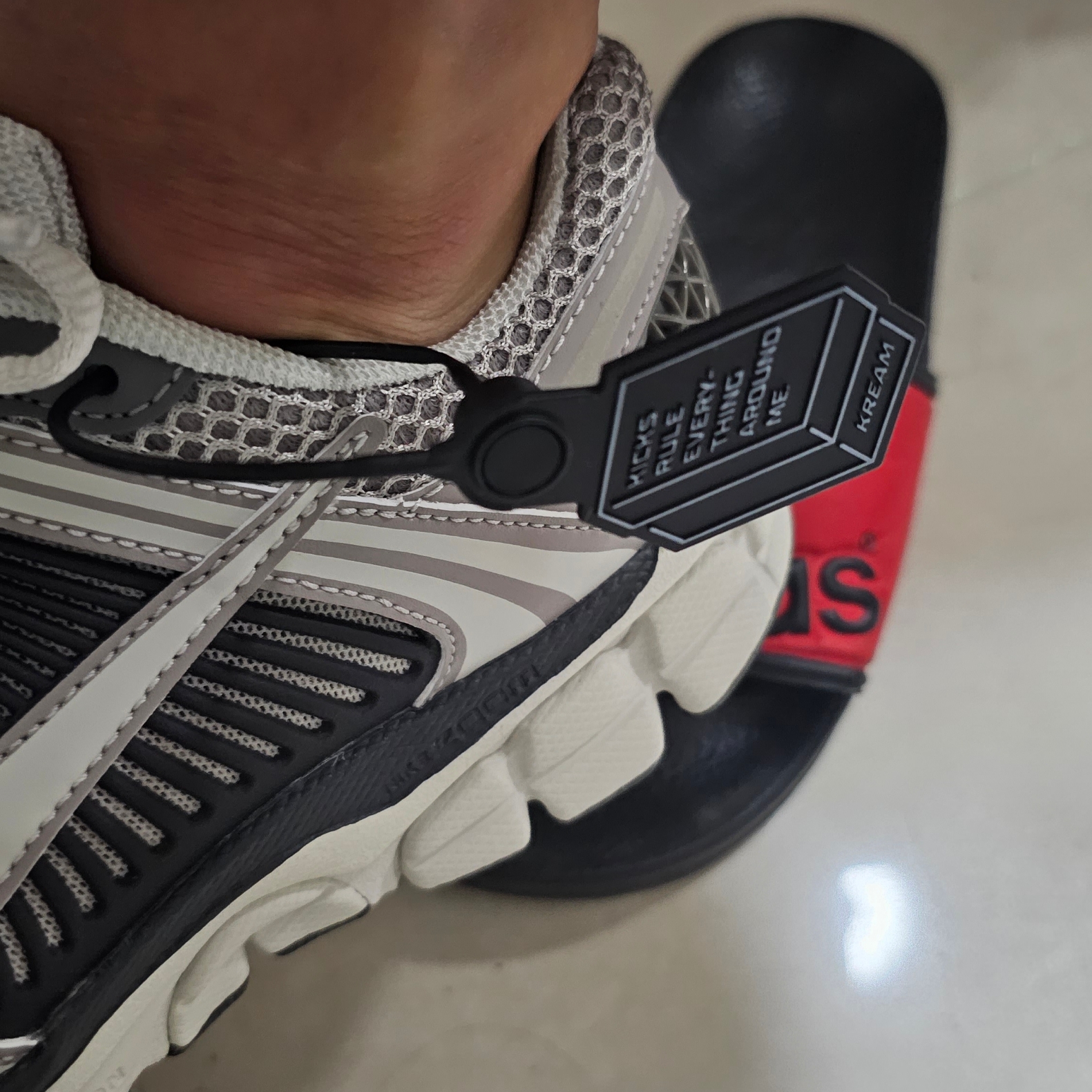 (W) Nike Zoom Vomero 5 Cobblestone and Flat Pewter 착용 스타일 - 5