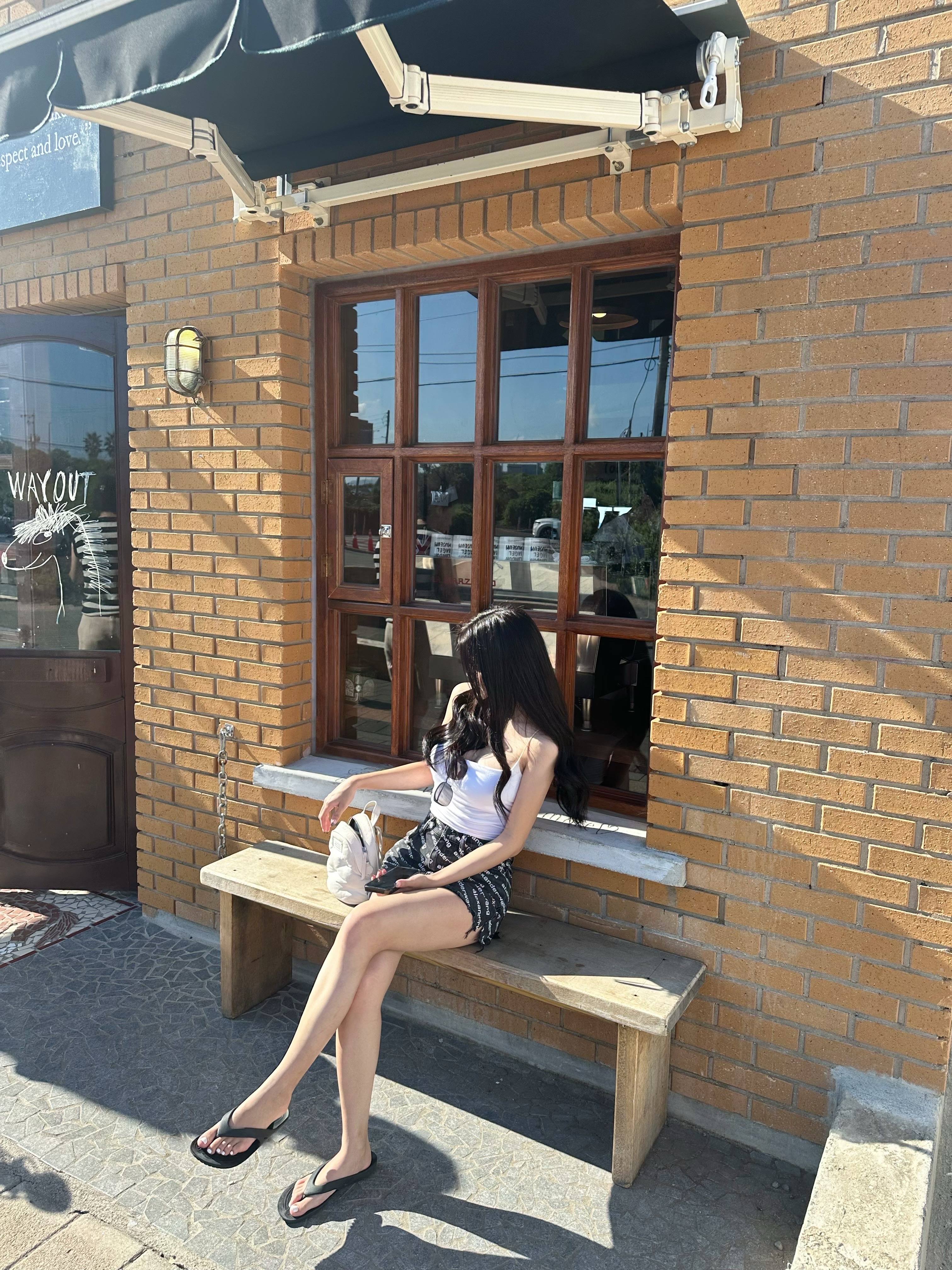 (W) Alexander Wang Bite Logo Shorts in Grey Aged Denim 착용 스타일 - 4