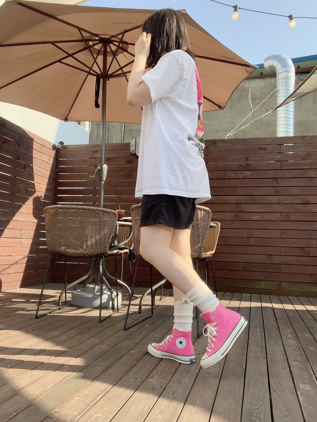 Supreme Seoul Box Logo T-Shirt White - 23FW, Converse Chuck 70 High Vintage Canvas Pink 착용 스타일 - 1