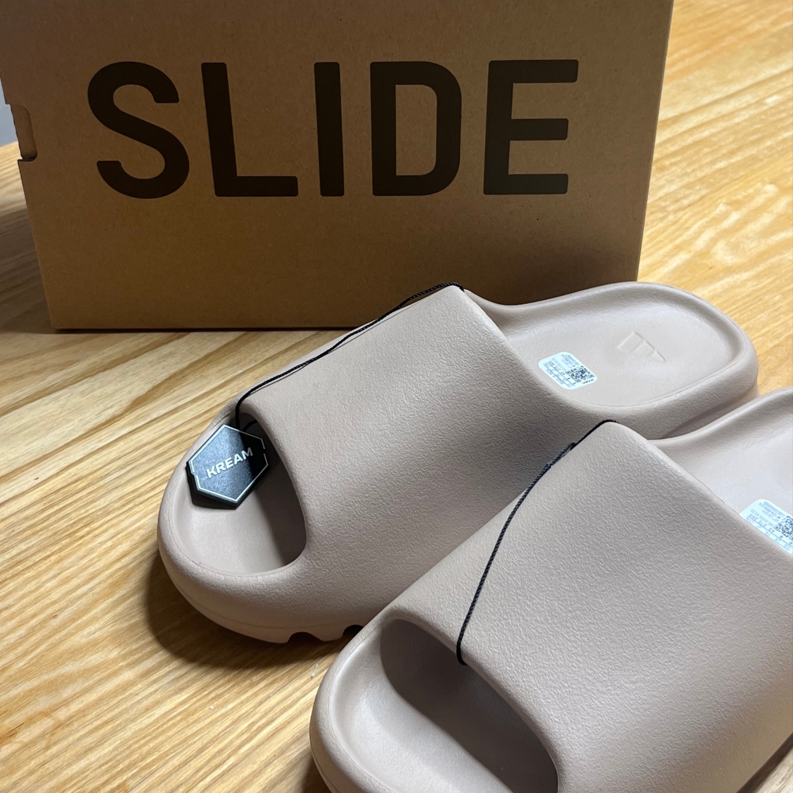 Adidas Yeezy Slide Pure - Re-Release Ver. 착용 스타일 - 2