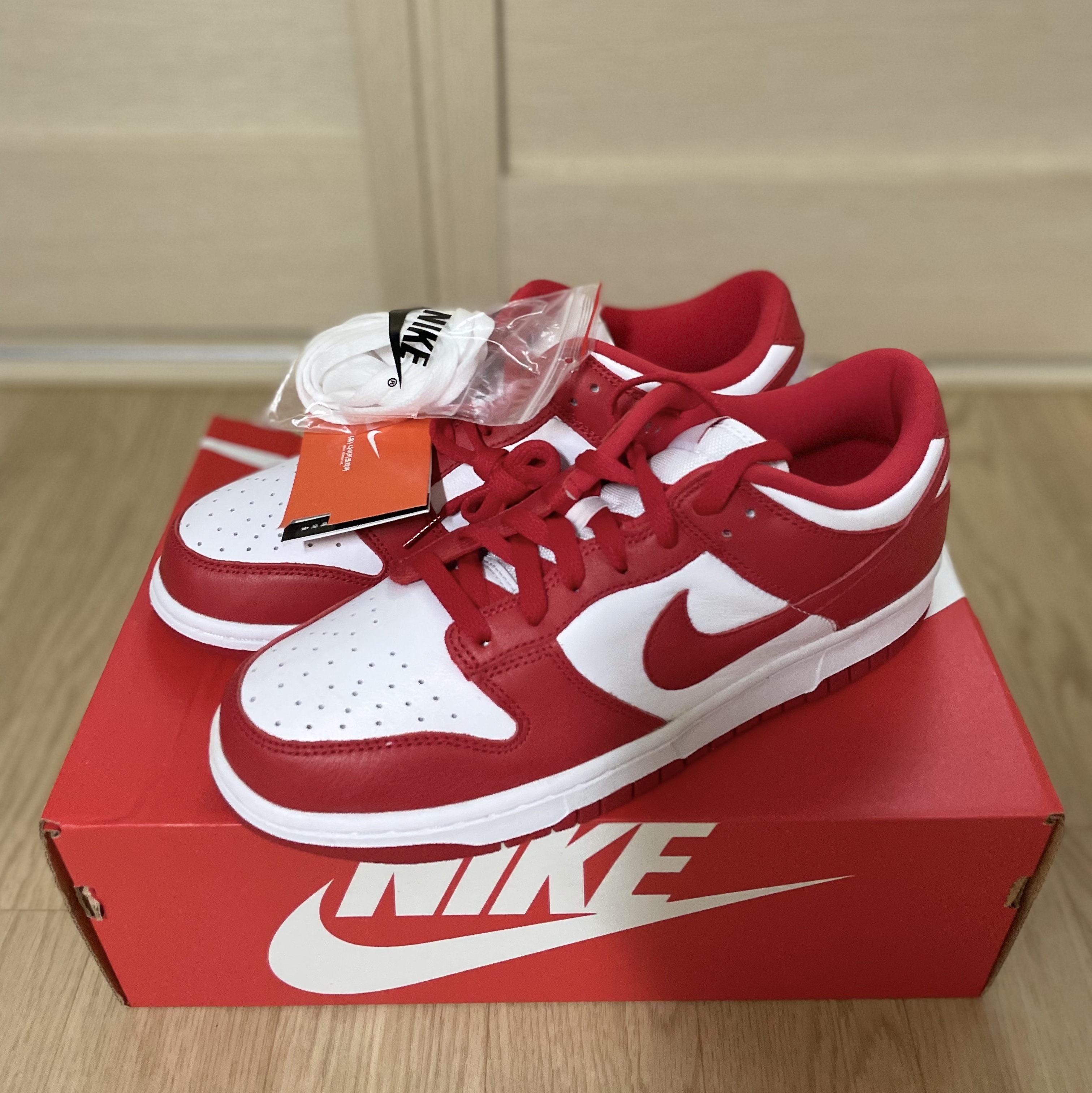 Nike Dunk Low SP White and University Red 2023 착용 스타일 - 2