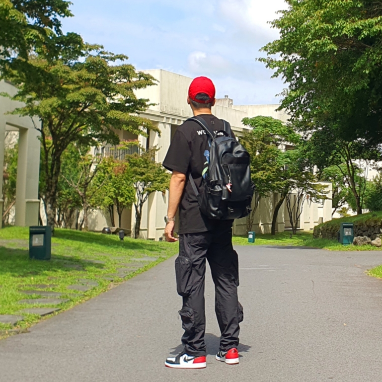 Jordan 1 Retro Low OG Black Toe, Jordan Jumpman Heritage 86 Washed Cap Gym Red 착용 스타일 - 1