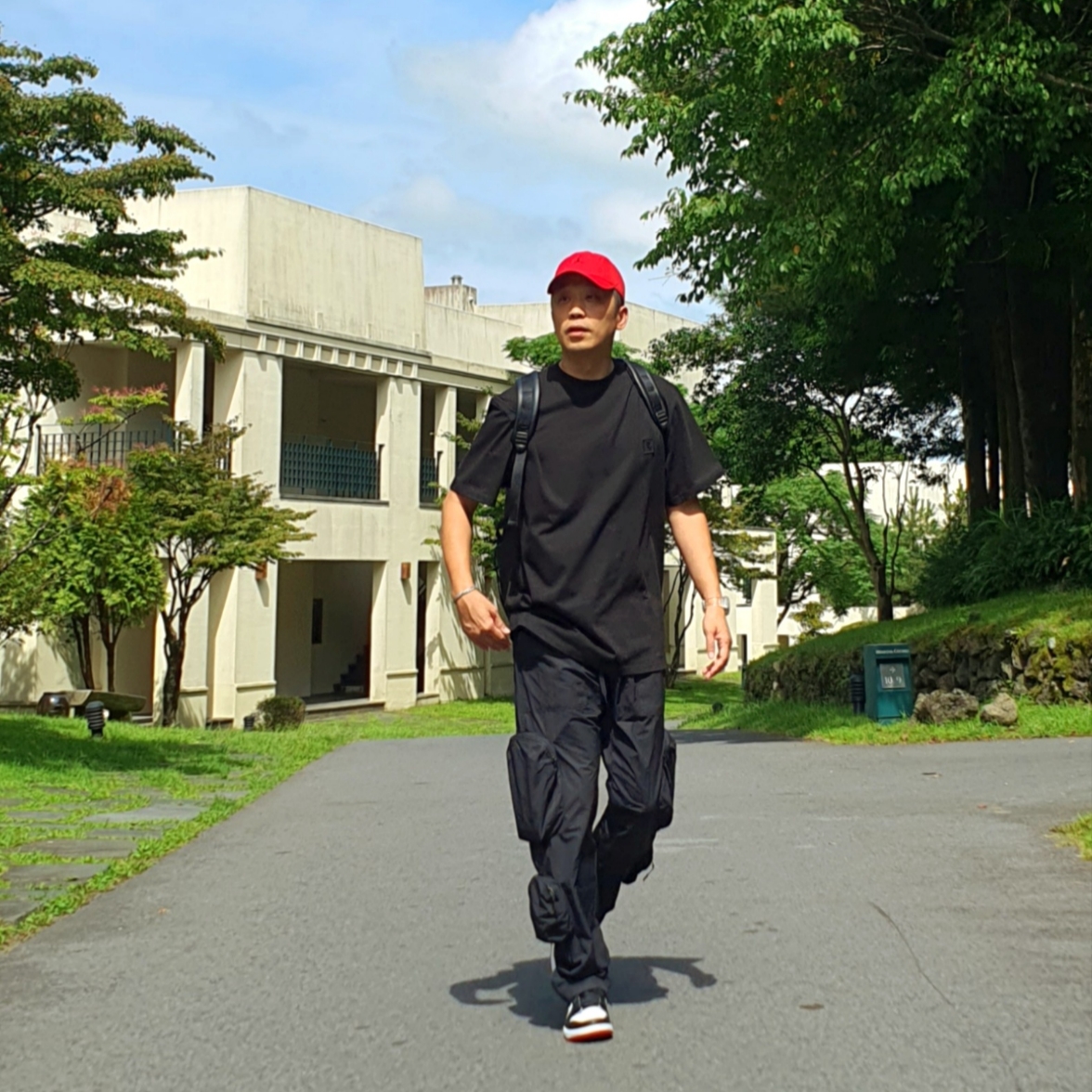 Jordan 1 Retro Low OG Black Toe, Jordan Jumpman Heritage 86 Washed Cap Gym Red 착용 스타일 - 3