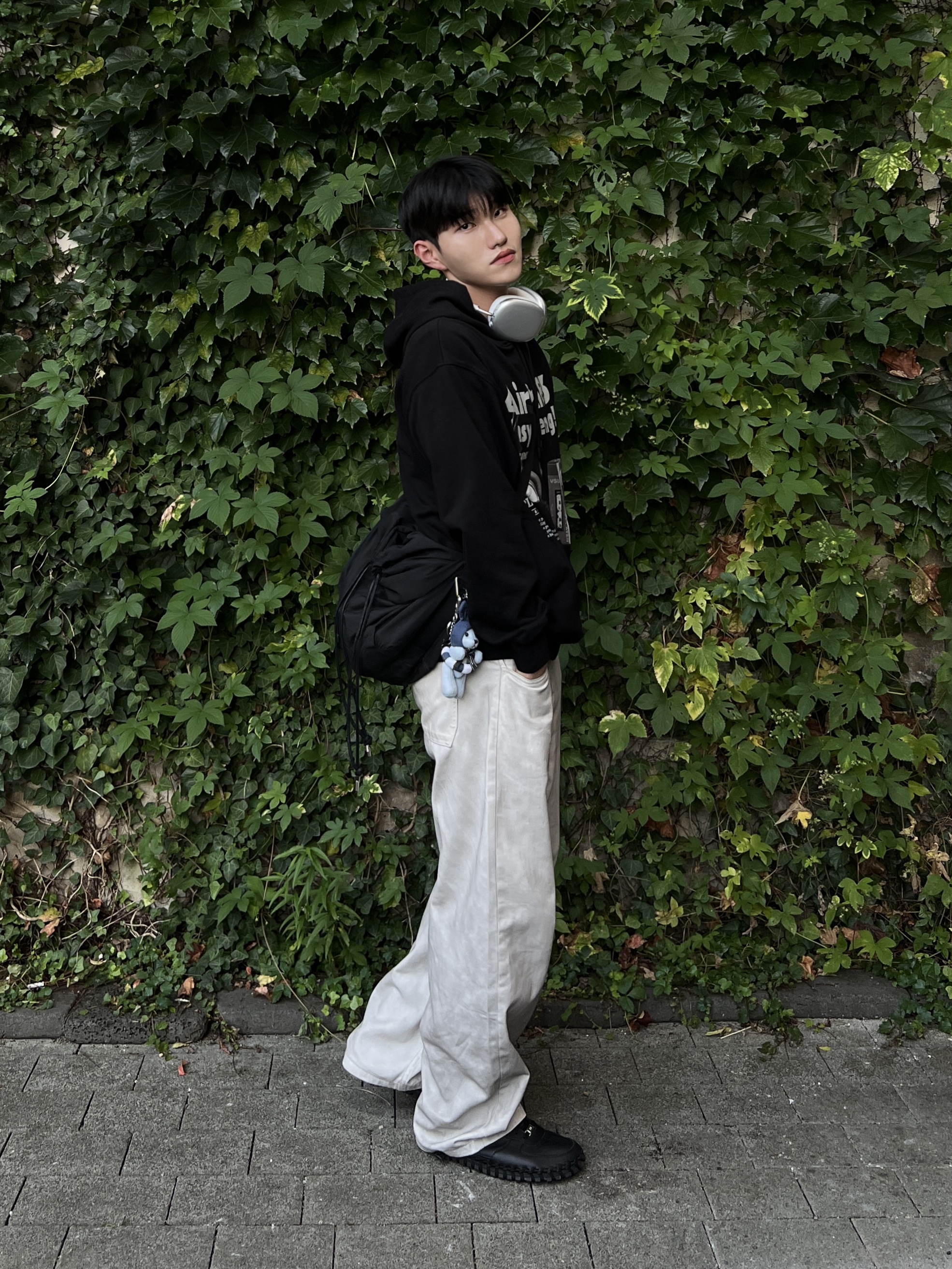 Nike x Jacquemus J Force 1 Low LX SP Black, Apple AirPods Max Lightning Silver (Korean Ver.) 착용 스타일 - 3
