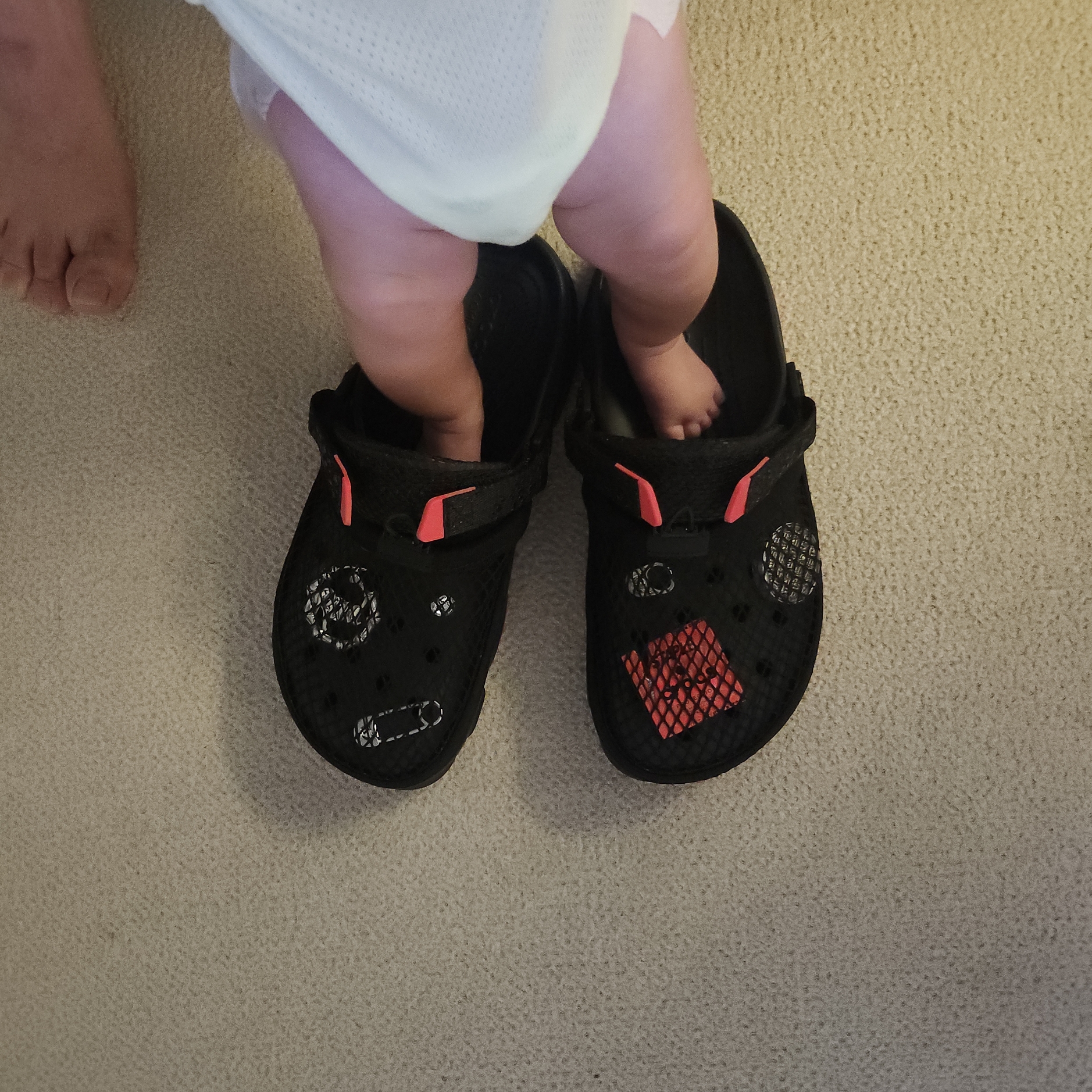 Crocs x Staple Classic All Terrain Clog Black 착용 스타일