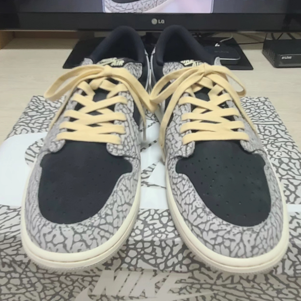 Jordan 1 Retro Low OG Black Cement 착용 스타일 - 5