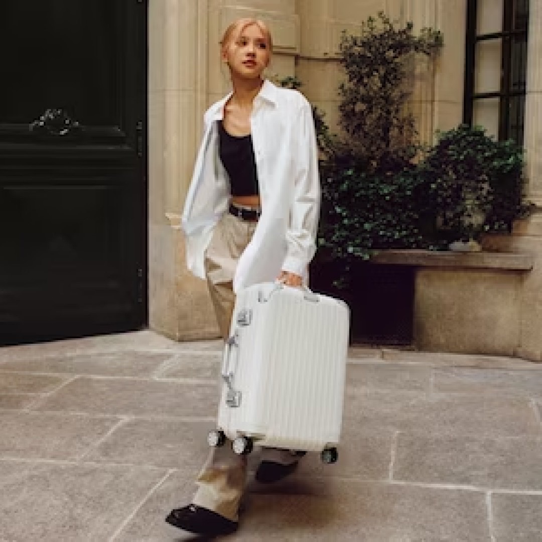 Rimowa Hybrid Cabin S All White Aluminium-Magnesium Polycarbonate White Gloss 착용 스타일 - 2