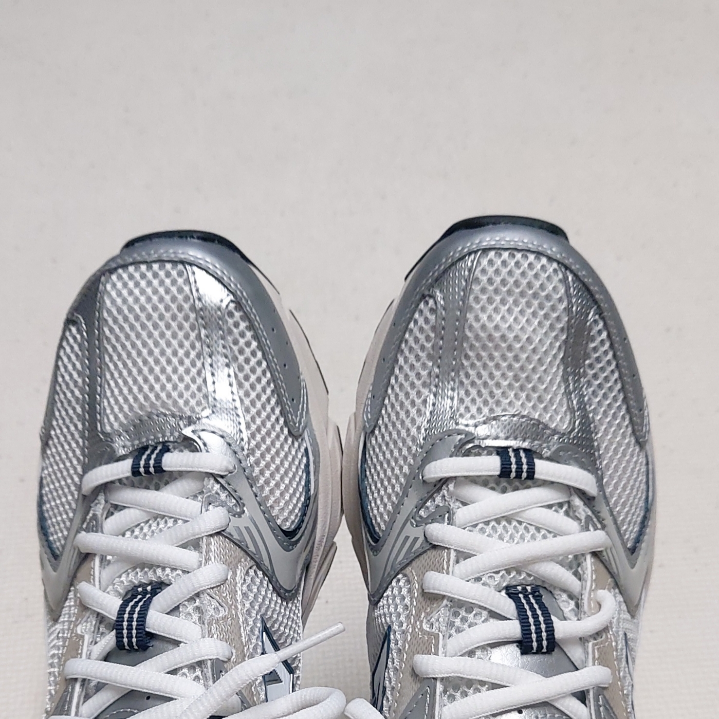 New Balance 530 Steel Grey 착용 스타일 - 1