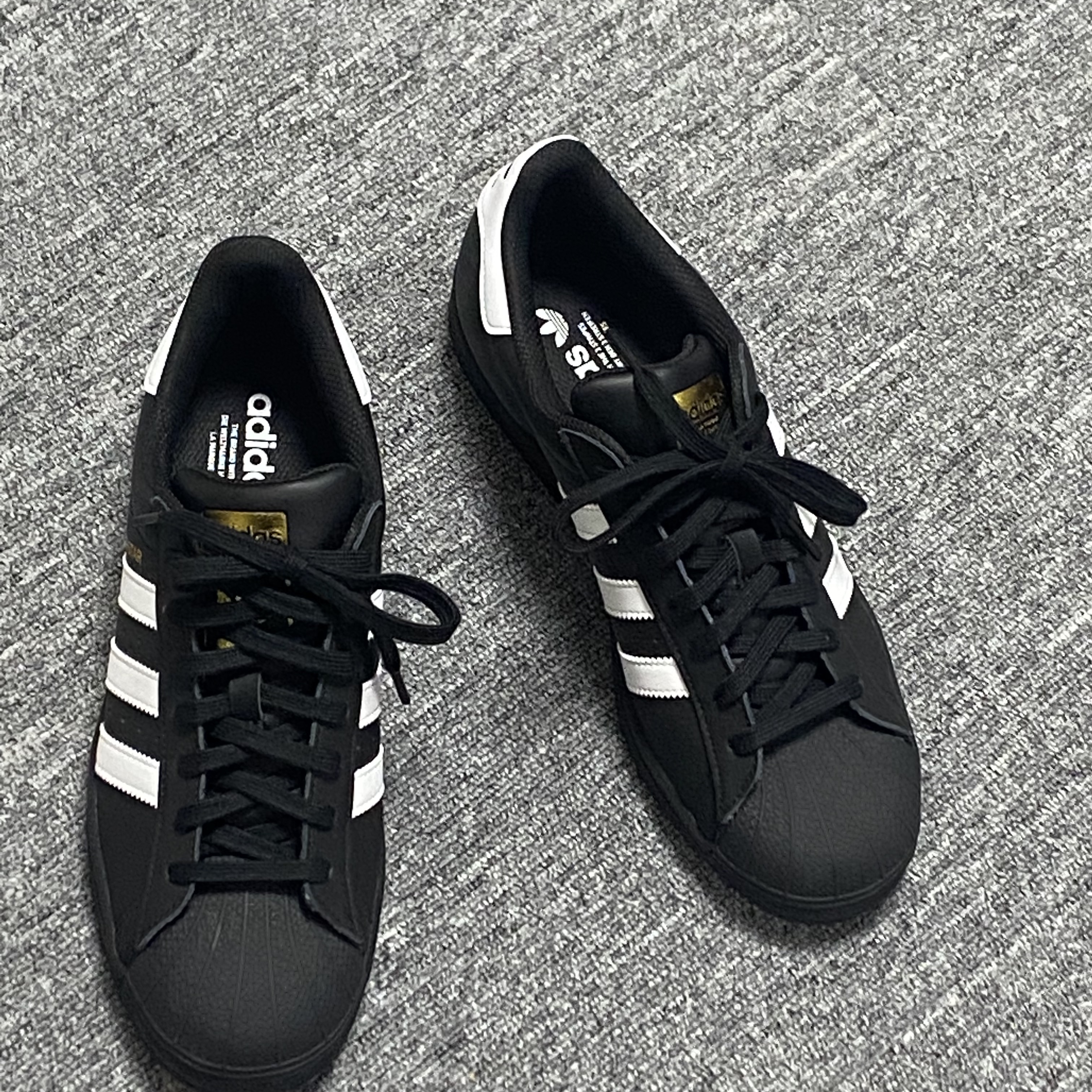 Adidas Superstar Core Black White, Maison Margiela Keyring Wallet Black 착용 스타일 - 3