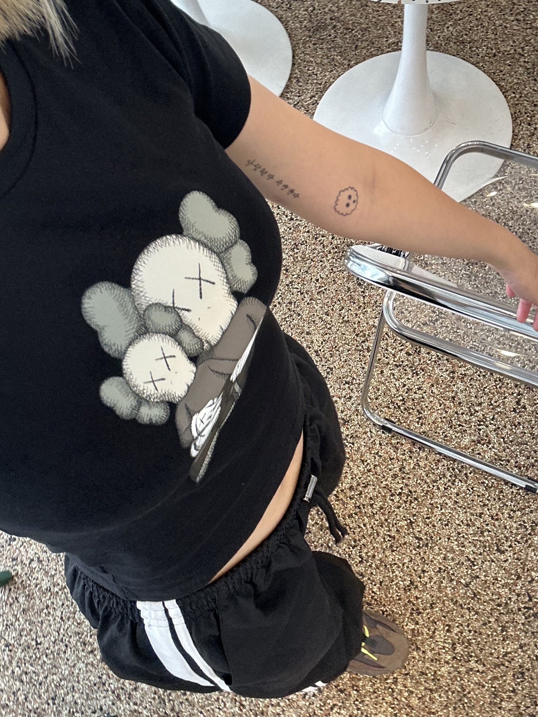 Uniqlo UT x Kaws Short Sleeve Graphic T-Shirt Black, (Kids) Uniqlo UT x Kaws Short Sleeve Graphic T-Shirt Black 착용 스타일 - 1