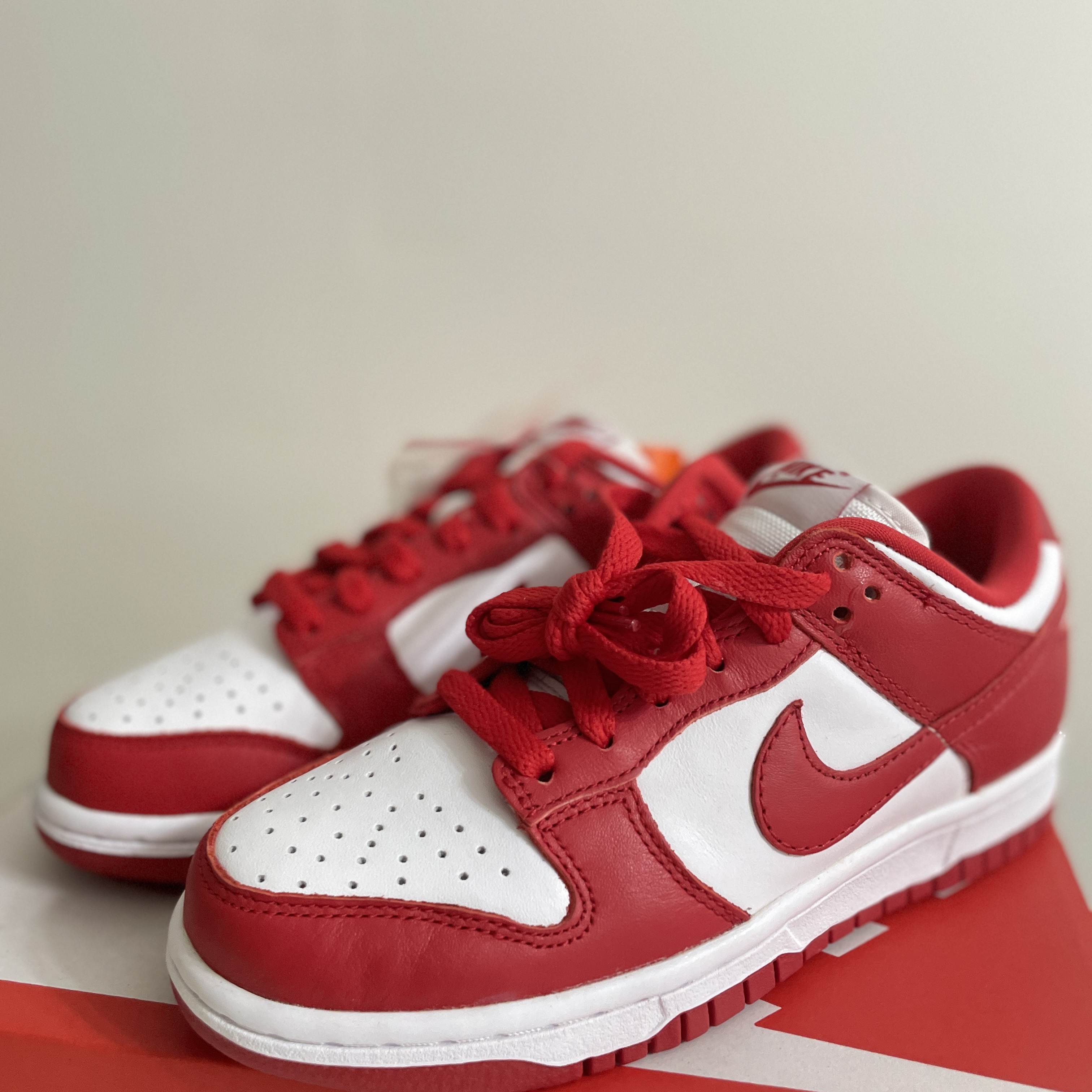 Nike Dunk Low SP White and University Red 2023 착용 스타일 - 2