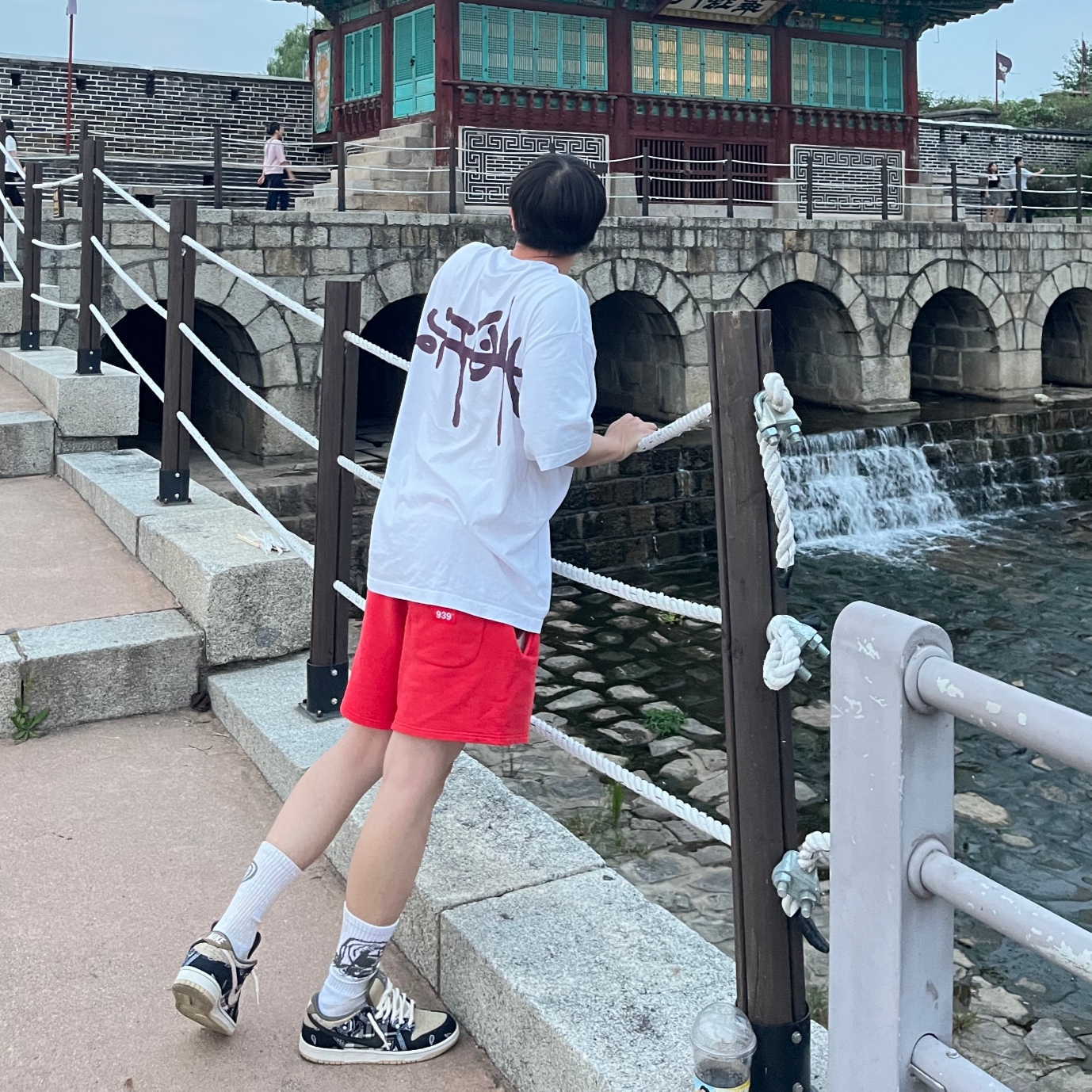 Nike x Travis Scott SB Dunk Low, Travis Scott Utopia x KAWS T-Shirt I White Utopia CD Pack 착용 스타일 - 1
