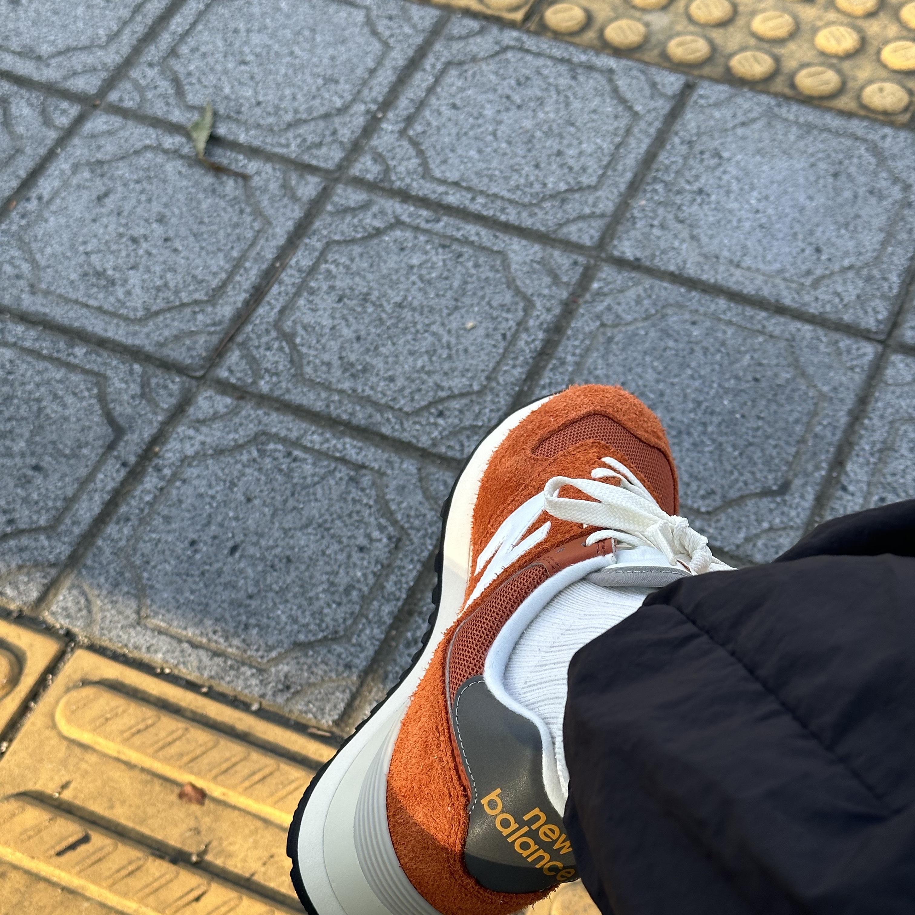New Balance 574 Heritage Orange Burst White 착용 스타일