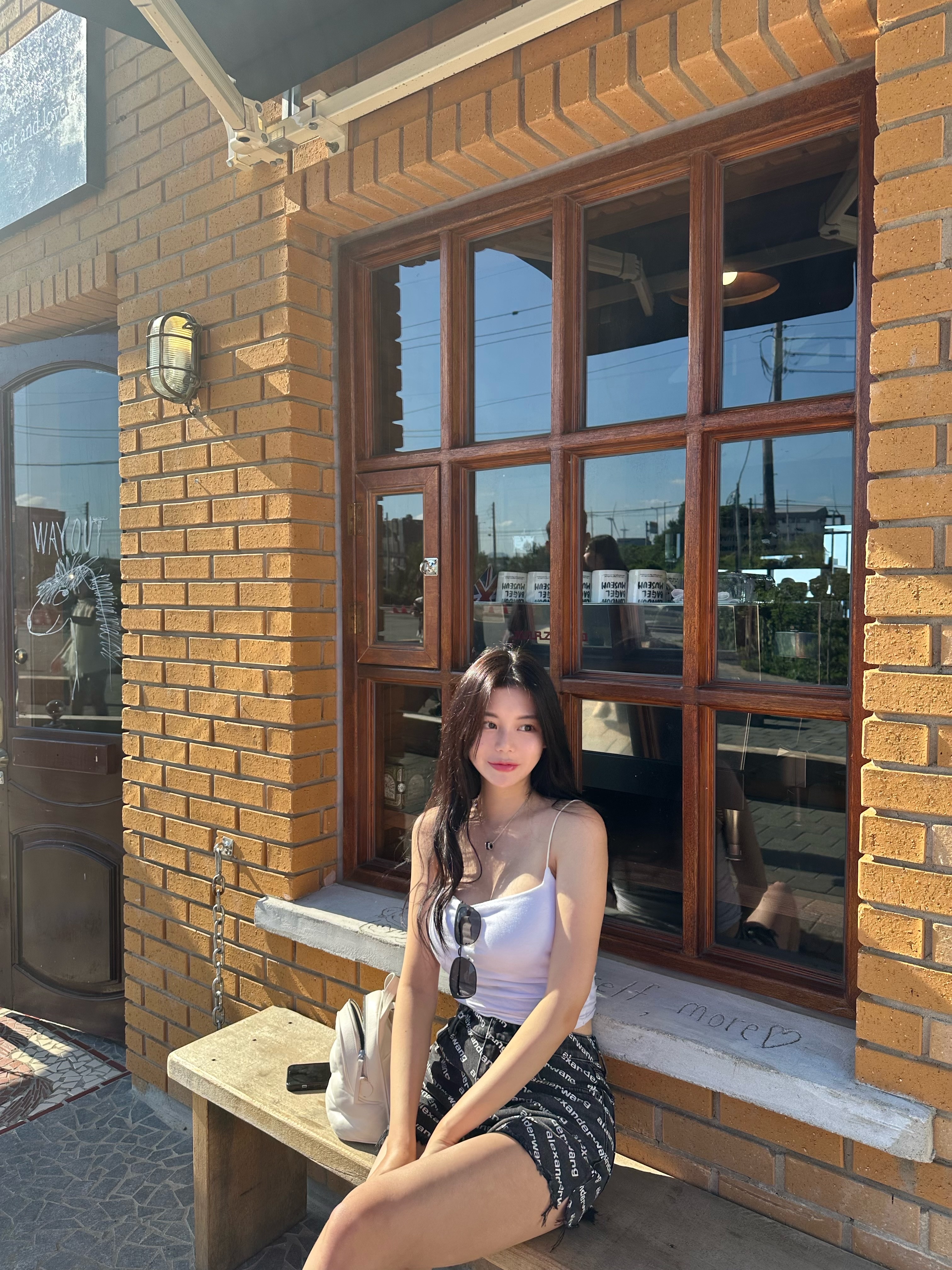 (W) Alexander Wang Bite Logo Shorts in Grey Aged Denim 착용 스타일 - 1