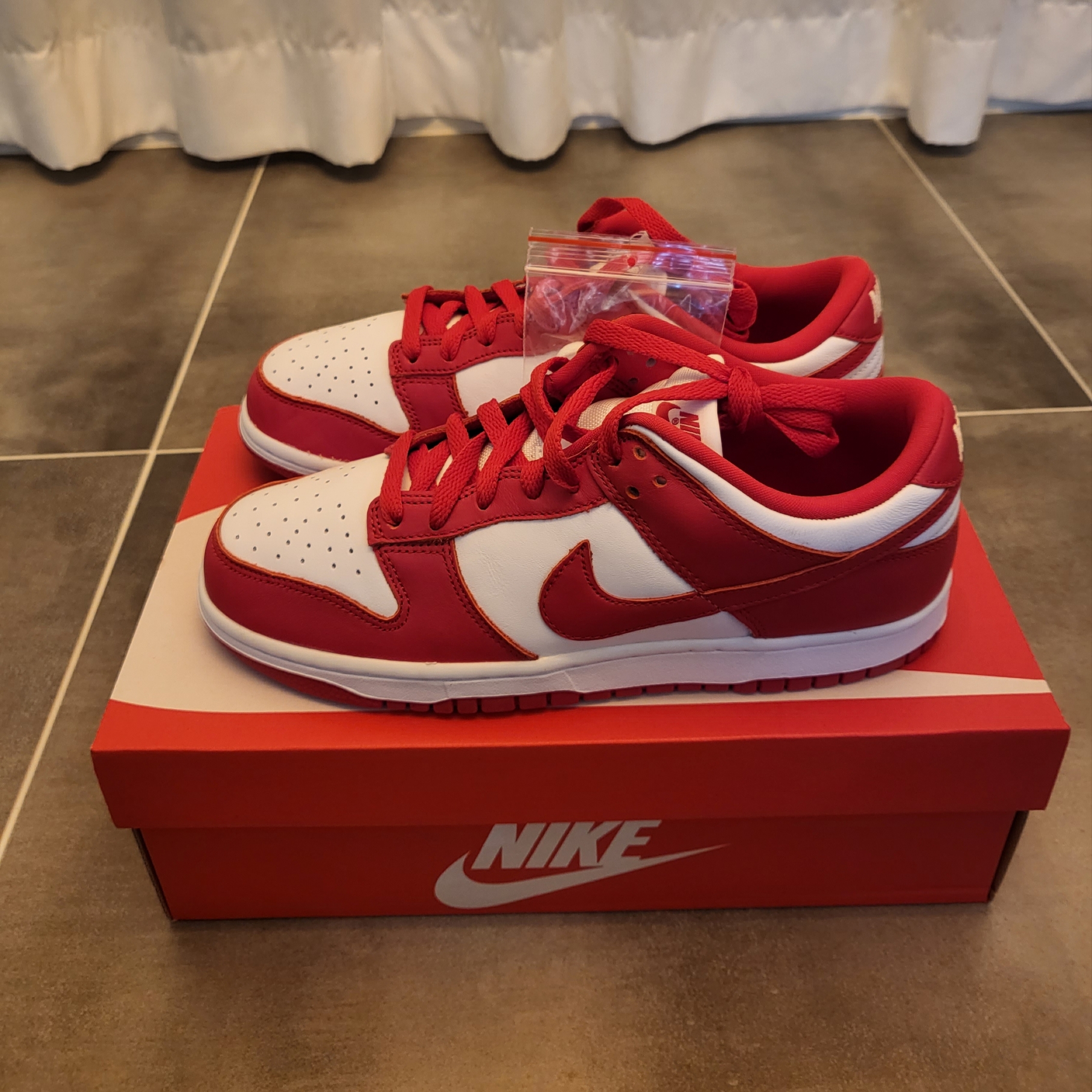 Nike Dunk Low SP White and University Red 2023 착용 스타일 - 2
