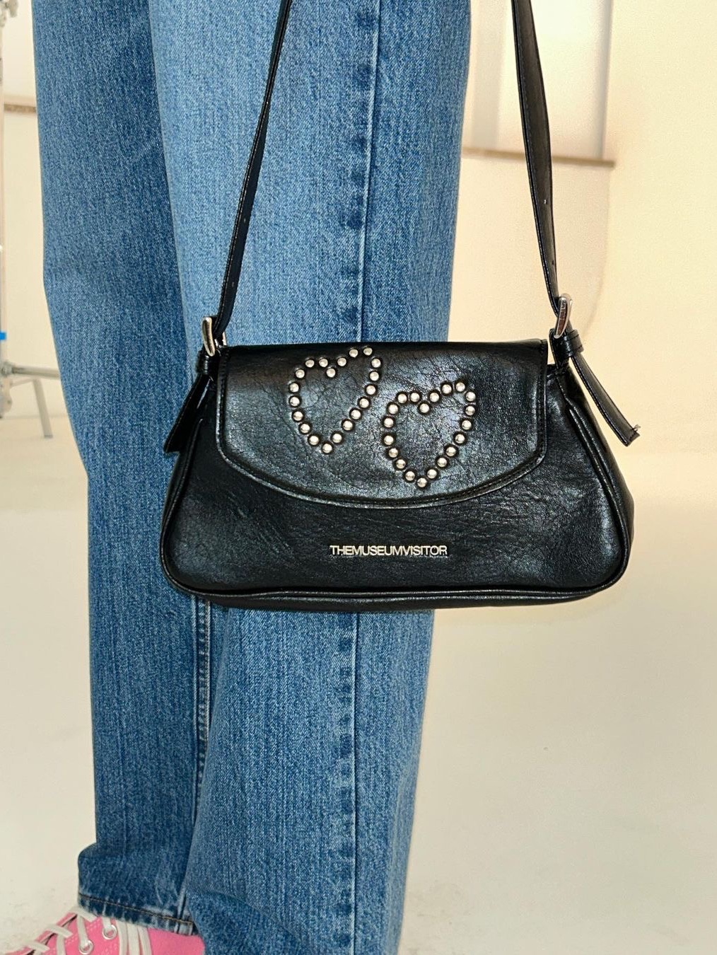 The Museum Visitor Women Heart Stud Mini Bag Black 착용 스타일