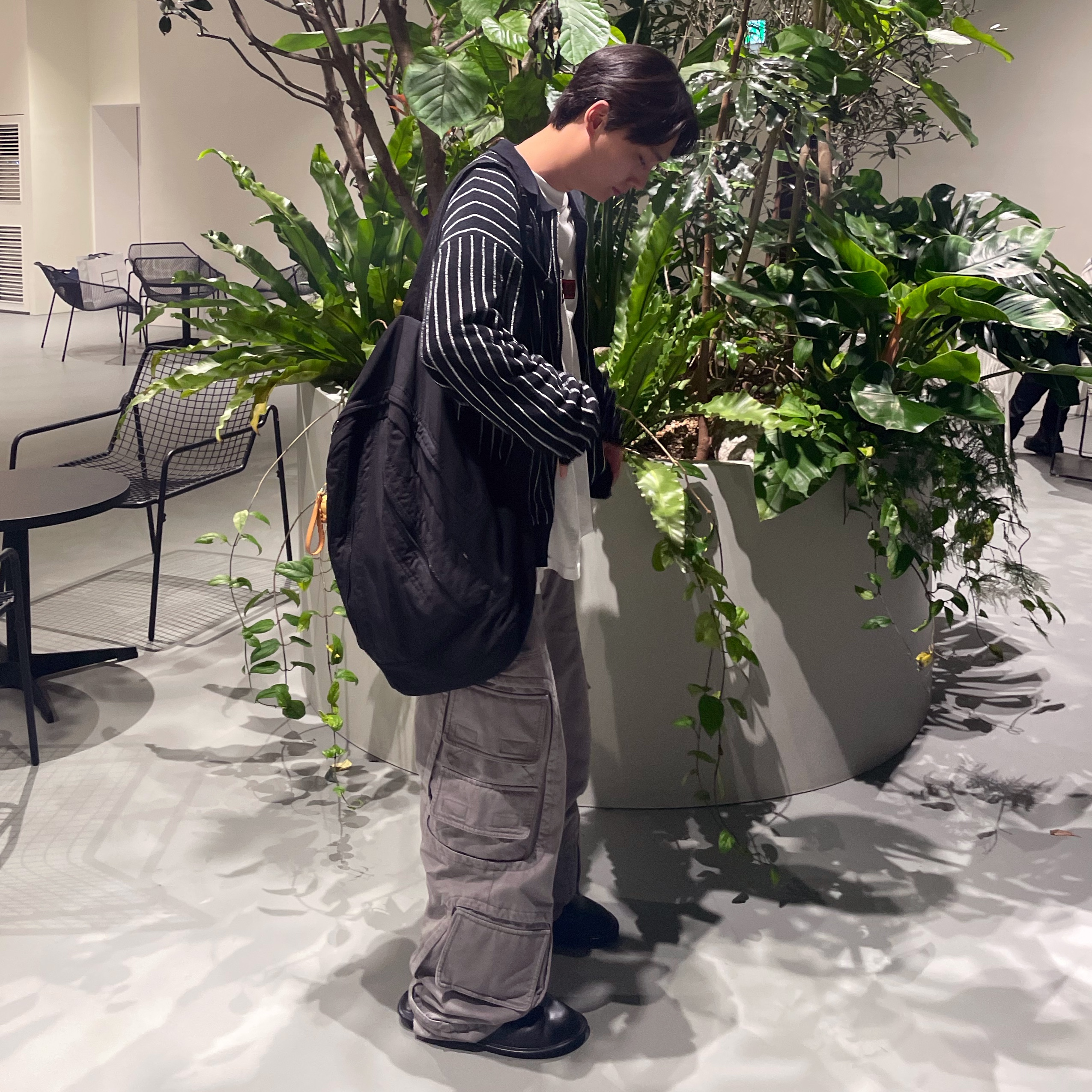 Farfromwhat Far Washed Cargo Pants Gray, Farfromwhat Far Zipper Ripstop Backpack Black 착용 스타일