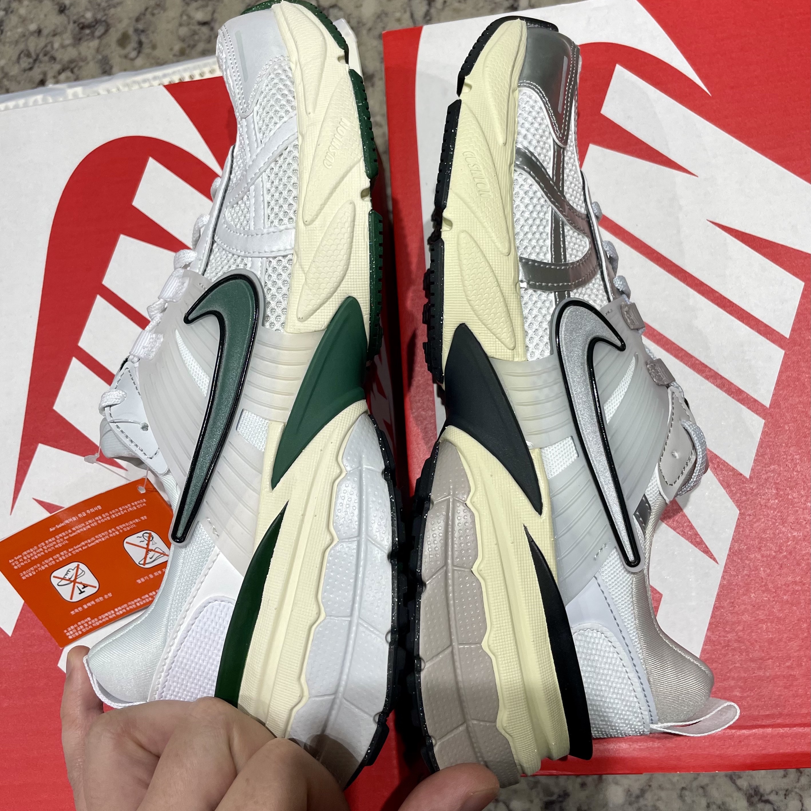 Nike V2K Run Summit White Metallic Silver, Nike V2K Run White Fir 착용 스타일 - 2