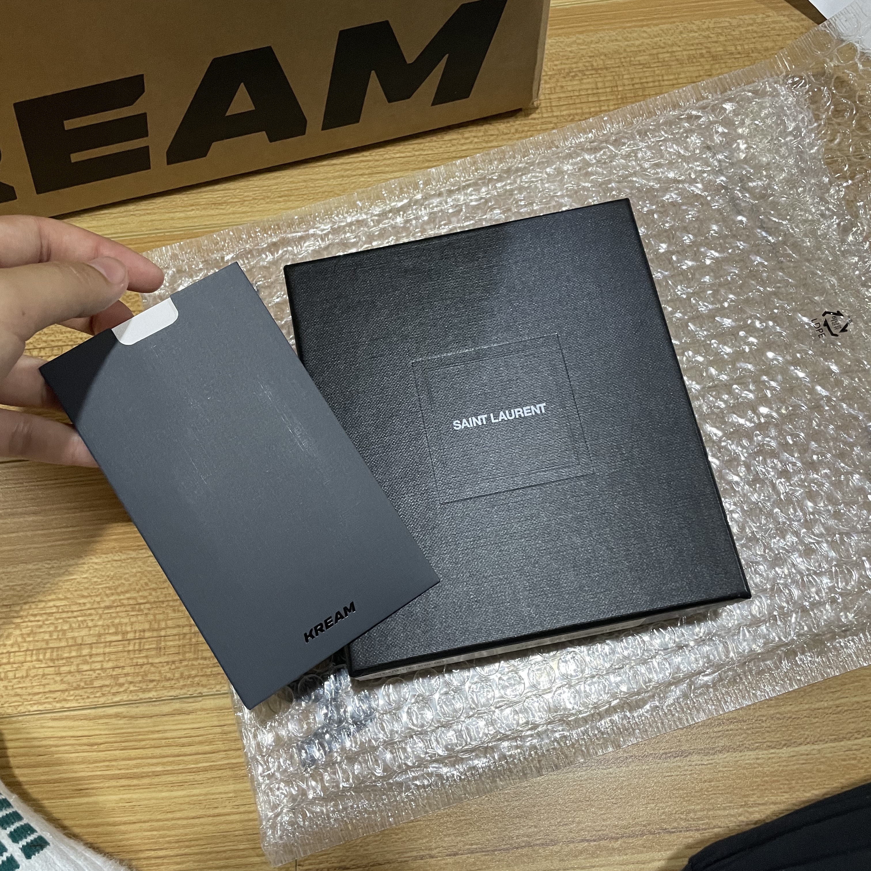 Saint Laurent East/West Monogram Wallet in Smooth Leather Black 착용 스타일 - 1