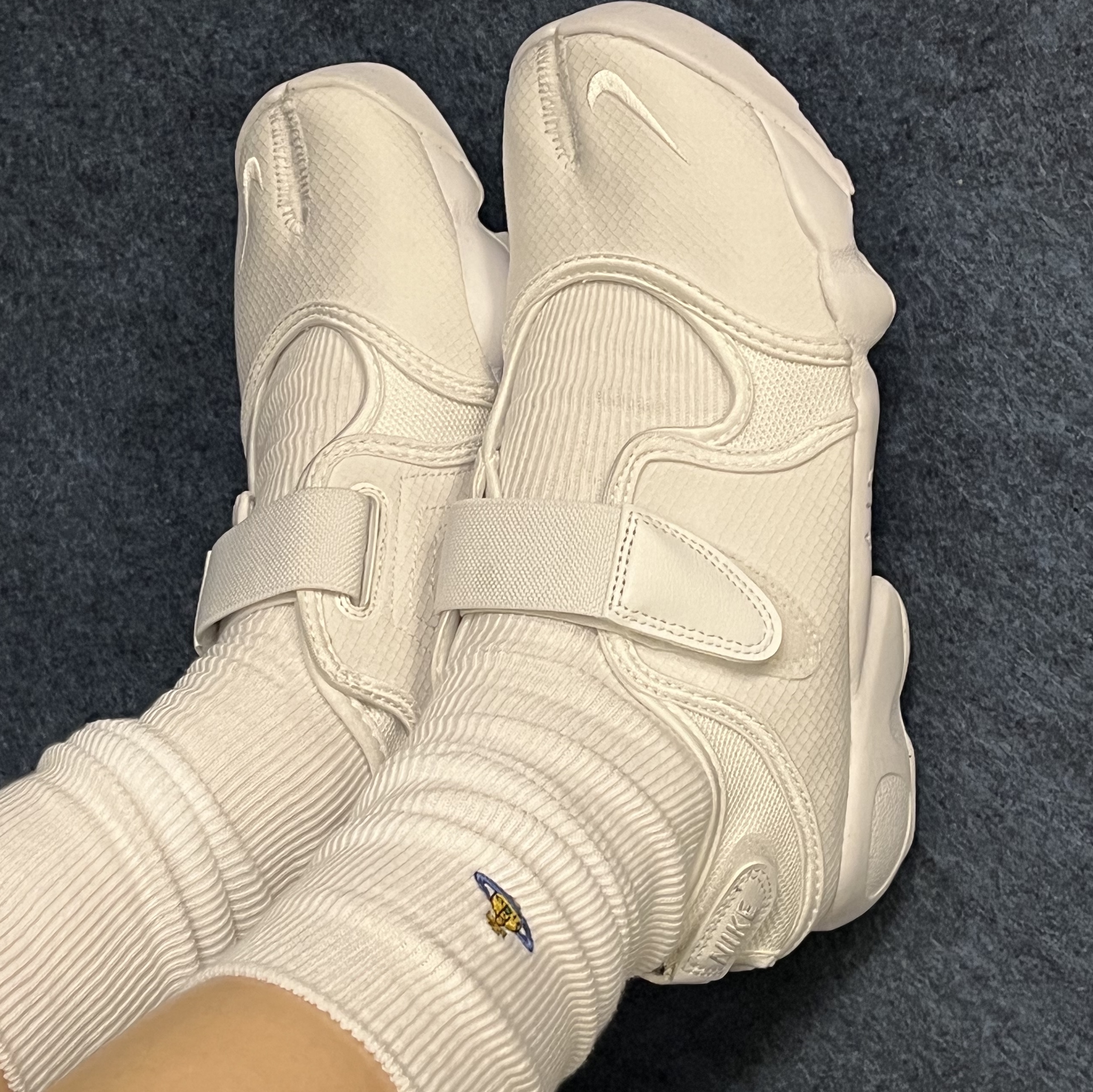 (W) Nike Air Rift Breathe White, (W) Vivienne Westwood One Point Orb Plain High Socks White 착용 스타일 - 4
