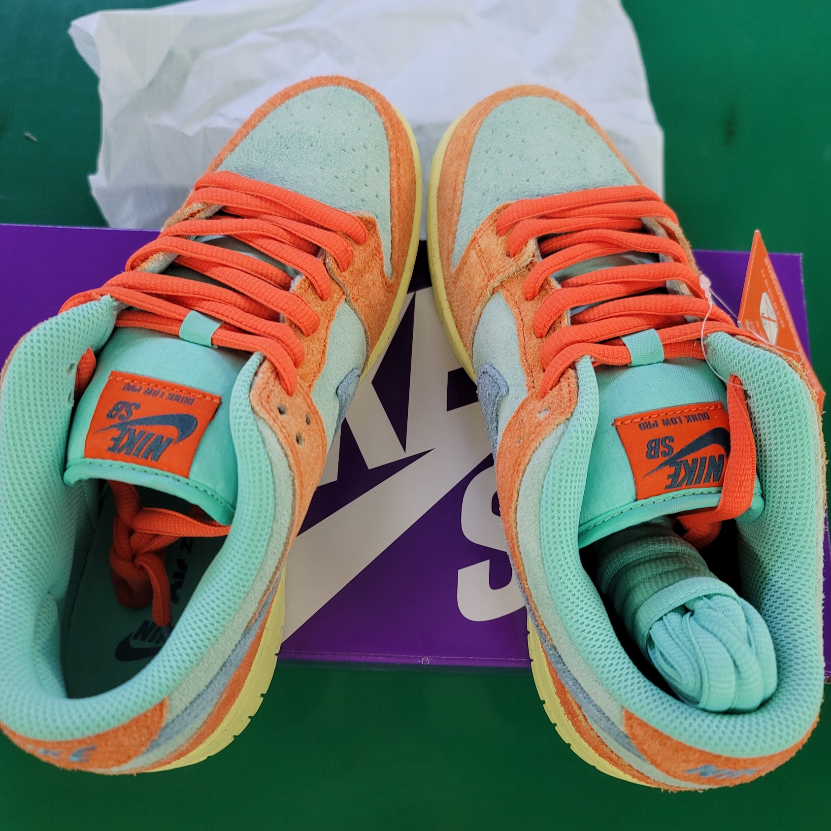 Nike SB Dunk Low Pro Premium Orange and Emerald Rise 착용 스타일 - 2
