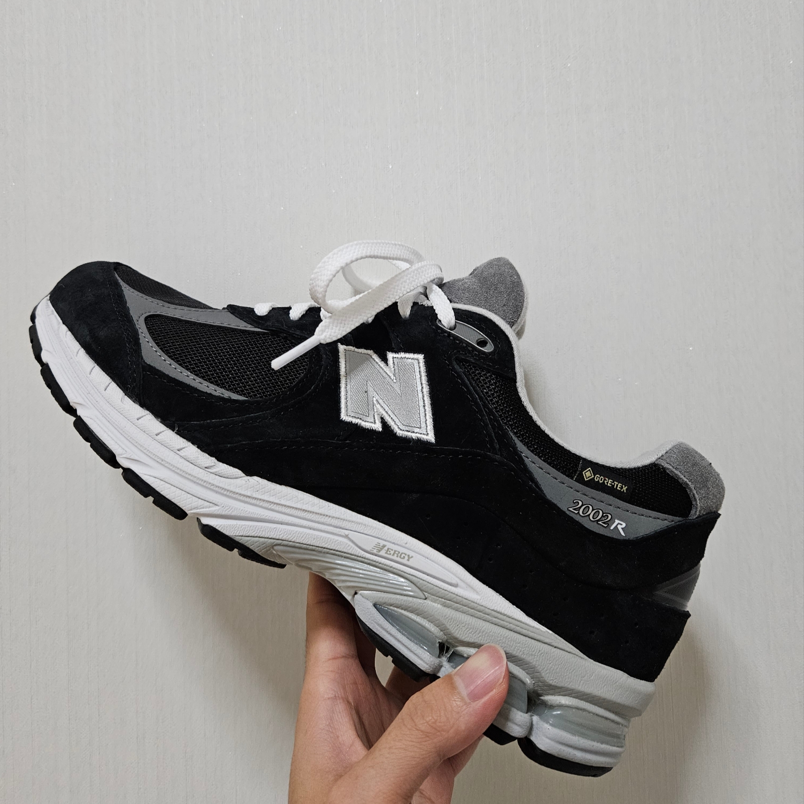 New Balance 2002R Gore-Tex Black Silver Metalic 착용 스타일