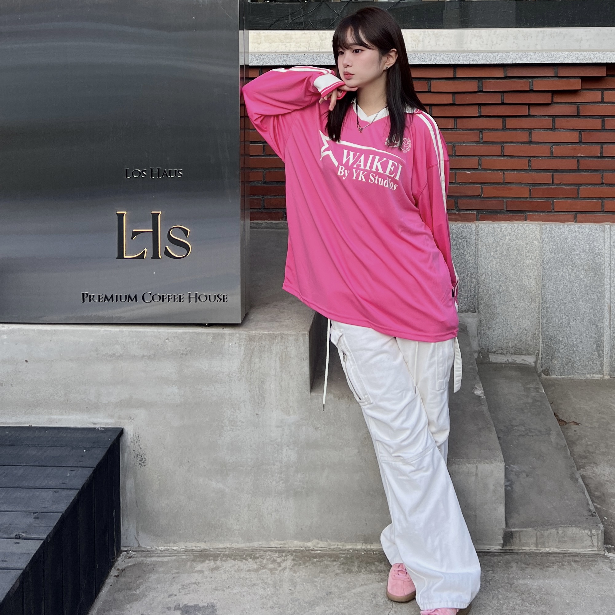 Adidas Bermuda Glow Pink 착용 스타일 - 1